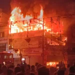 इंदिरा मार्केट में भीषण आग से रौबदार फुटवियर जलकर खाक, हादसे में करोड़ों रुपए के नुकसान का अनुमान, आग के अगल-बगल फैलने के खतरे से सख्ते में रहे लोग