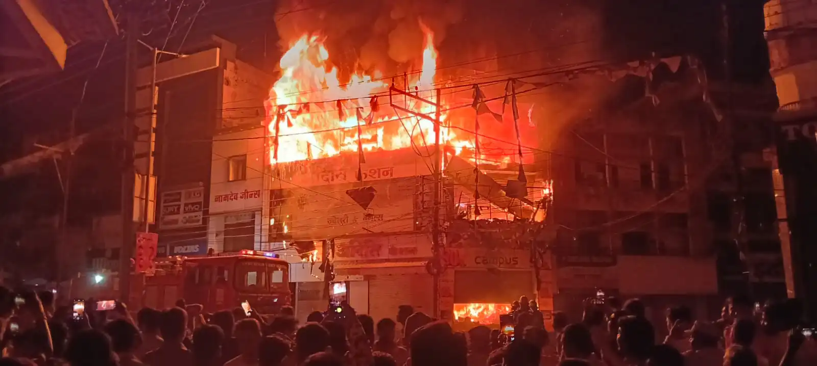 इंदिरा मार्केट में भीषण आग से रौबदार फुटवियर जलकर खाक, हादसे में करोड़ों रुपए के नुकसान का अनुमान, आग के अगल-बगल फैलने के खतरे से सख्ते में रहे लोग