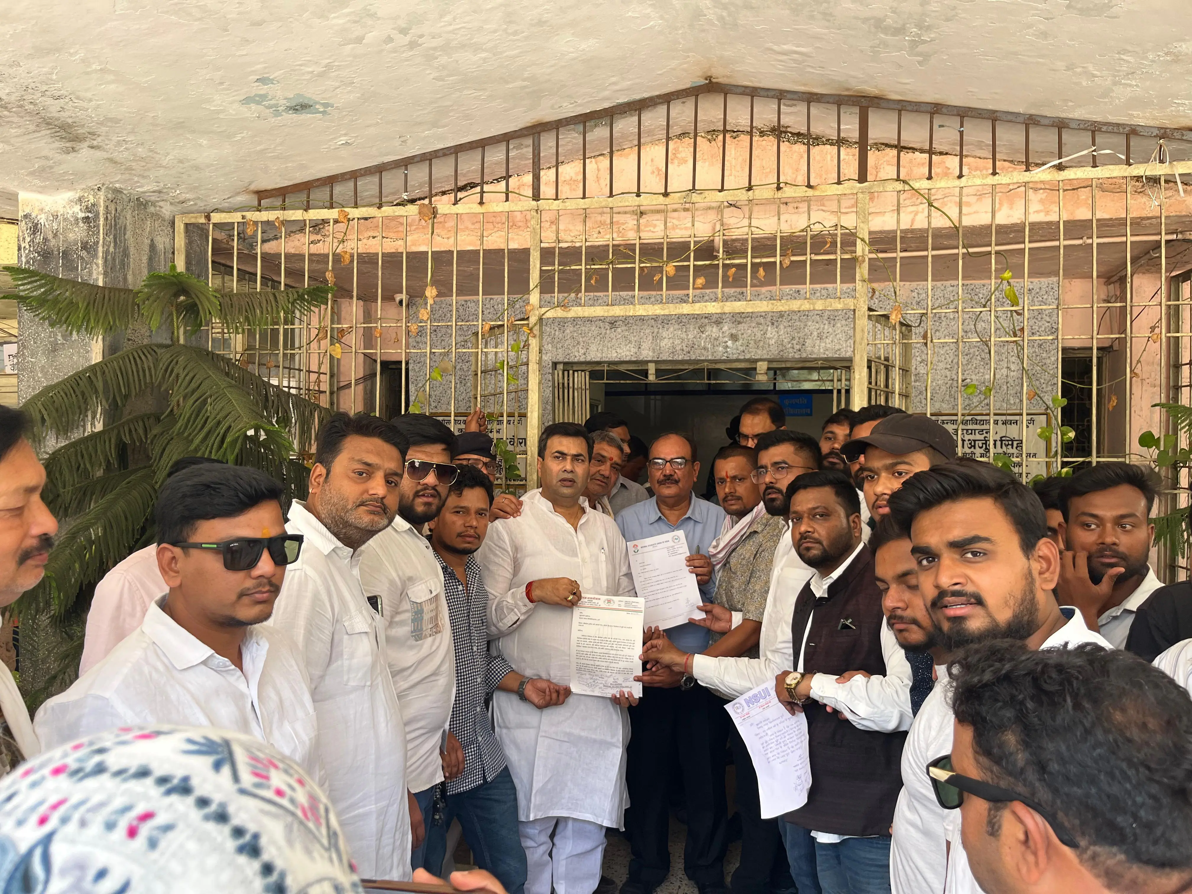 बीकॉम तृतीय वर्ष अंग्रेजी पेपर में सिलेबस गड़बड़ी पर छात्रों में आक्रोश, कांग्रेस ने उठाई आवाज