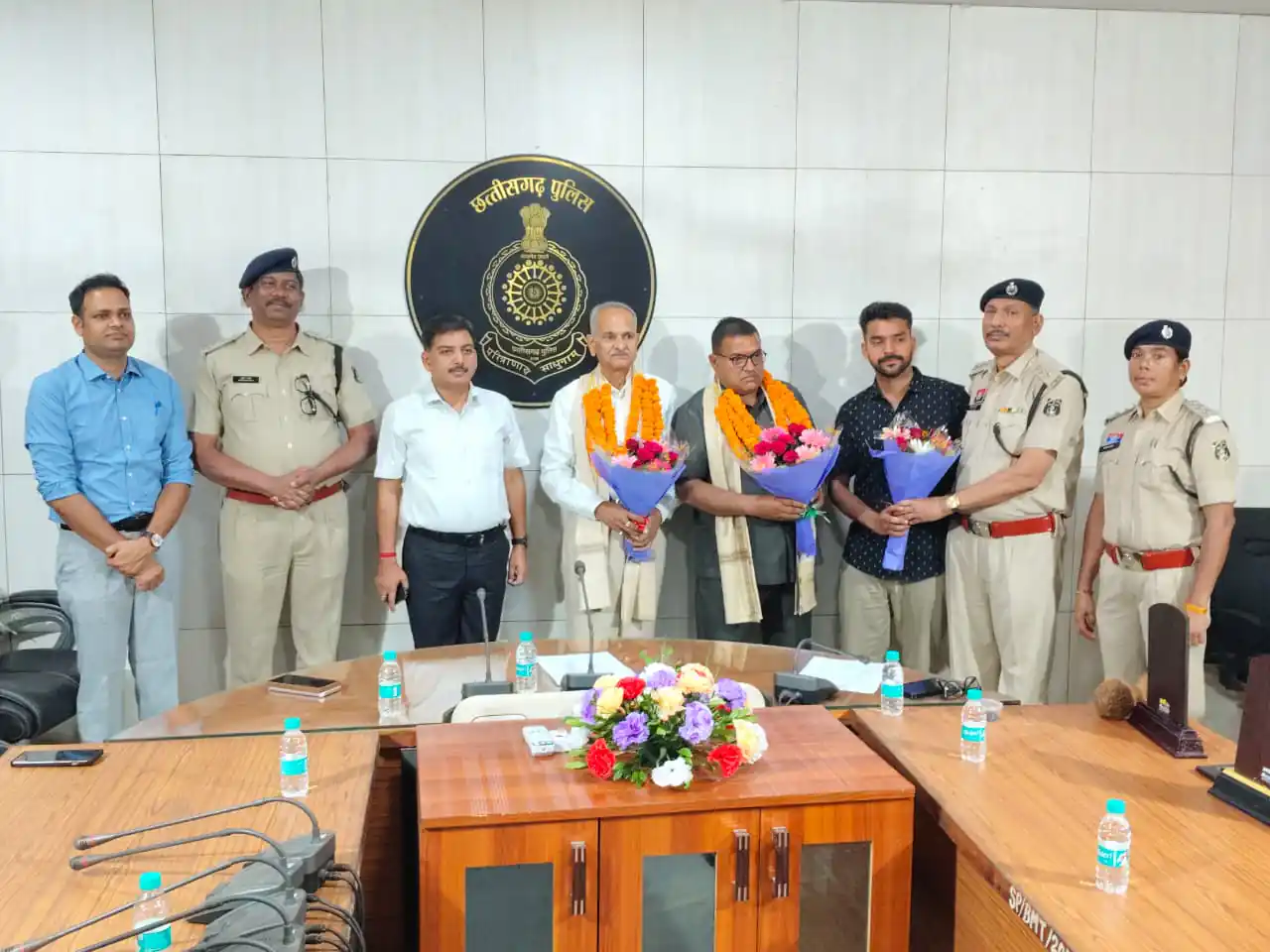 उप निरीक्षक यशवंत जंघेल एवं सहायक उप निरीक्षक दिनेशचंद शर्मा ने पुलिस विभाग में लगभग 35 वर्ष 06 माह से भी अधिक समय तक अपनी सेवाएं दी