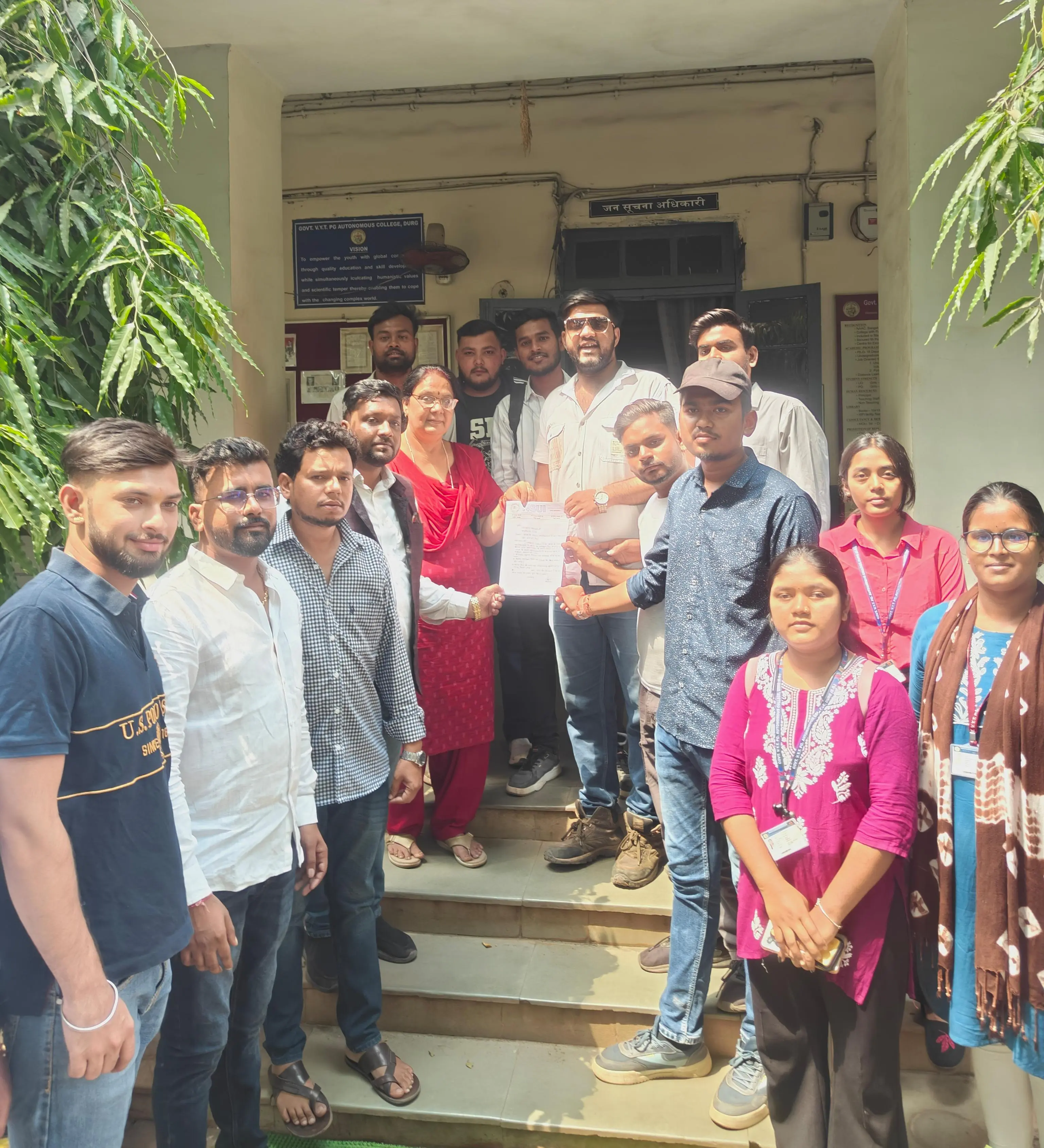 छात्रसंघ चुनाव बहाली की मांग पर एनएसयूआई का ज्ञापन