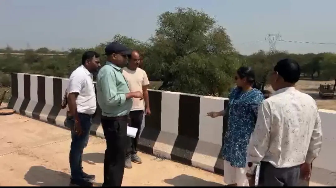 कलेक्टर ने बेरला विकासखंड के दूरस्थ ग्रामों में पीएमजीएसवाय अंतर्गत निर्माणाधीन पुल एवं सड़कों का किया सघन निरीक्षण