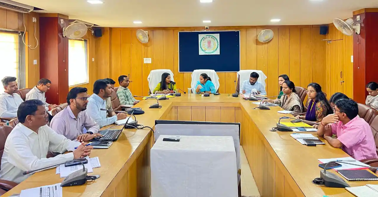 कलेक्टर ने समय-सीमा की बैठक में लंबित प्रकरणों की गहन समीक्षा की, अधिकारियों को दिए कड़े निर्देश