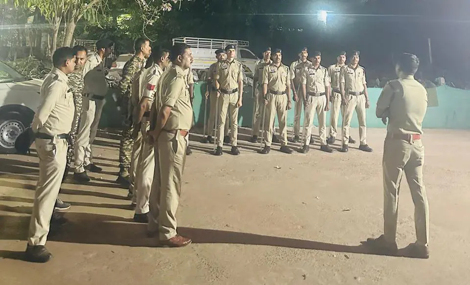 चोरी एवं अन्य अपराधों पर अंकुश लगाने हेतु रात्रि गश्त, पेट्रोलिंग एवं कॉम्बिंग गश्त के दौरान एटीएम, बैंक, वारंटियों, संदिग्ध व्यक्तियों, संवेदनशील क्षेत्रों तथा अड्डेबाजी स्थलों की भी जांच की गई