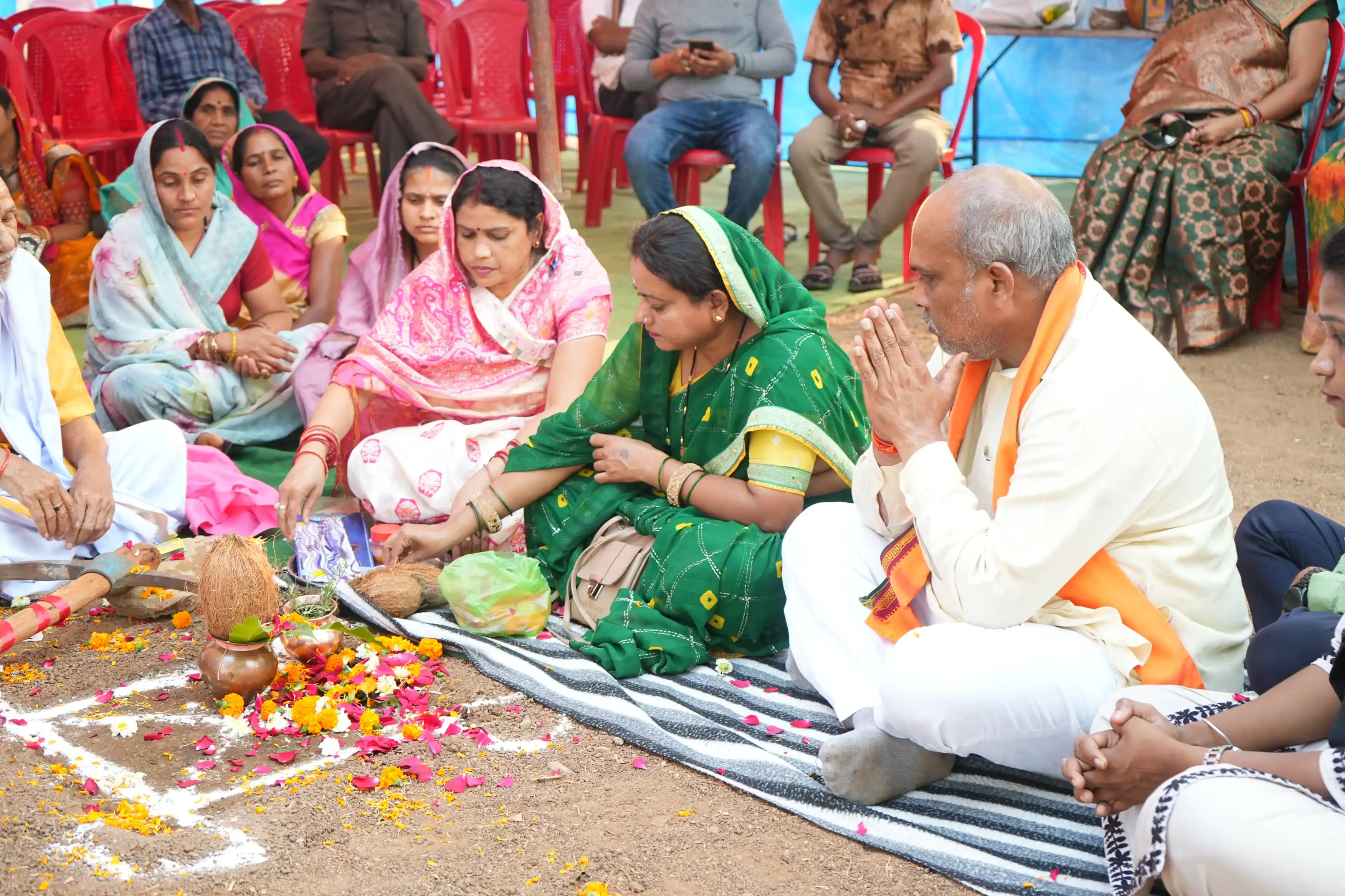 विधायक ललित चंद्राकर ग्राम नगपुरा में यादव समाज सामुदायिक भवन एवं श्रीकृष्ण मंदिर जीर्णोद्धार का भूमिपूजन कर ने रखी आधारशिला