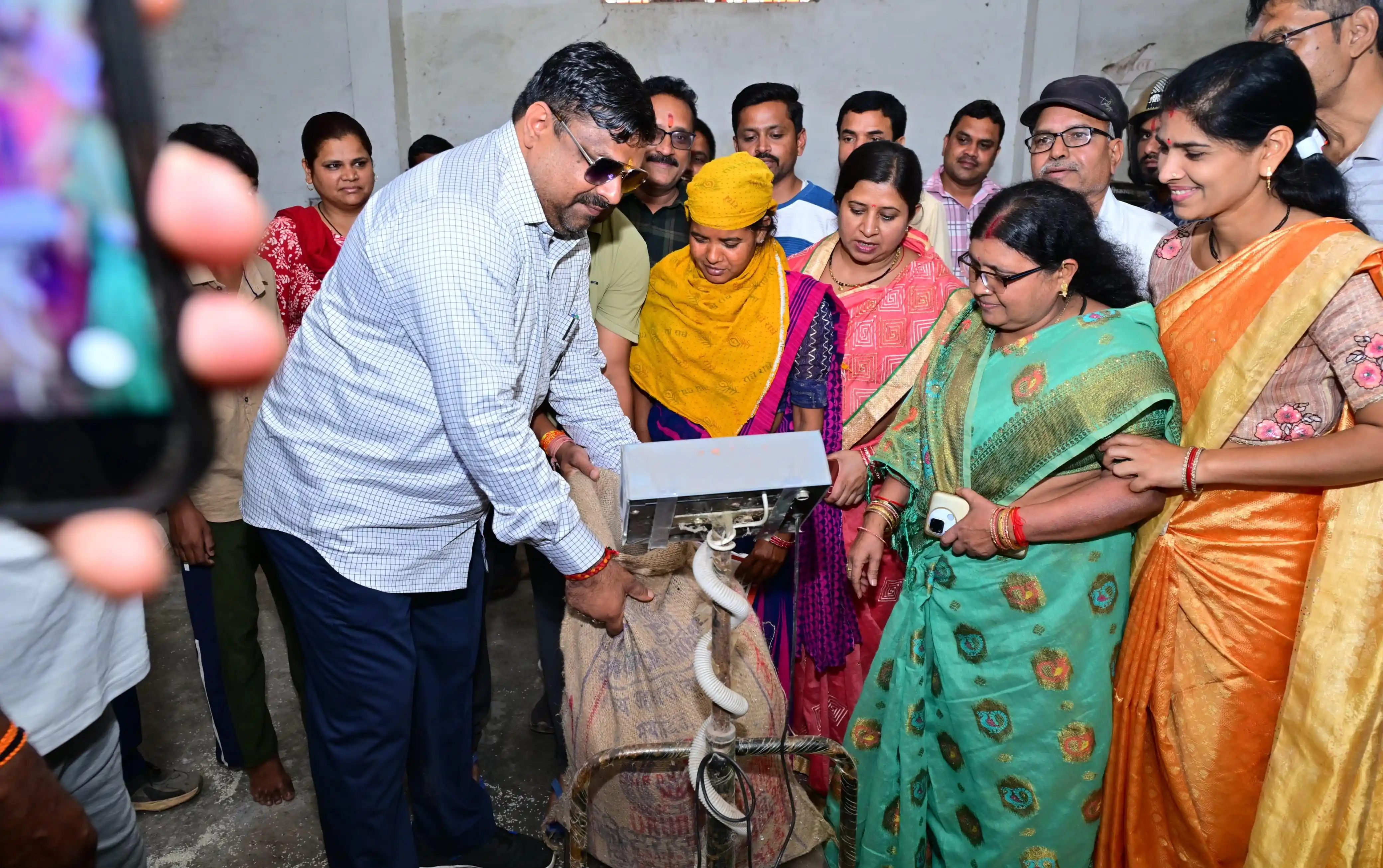 उचित मूल्य की दुकान पहुँचे मंत्री गजेन्द्र यादव, स्वयं हितग्राही को चावल मापकर मशीन की सटीकता जांची