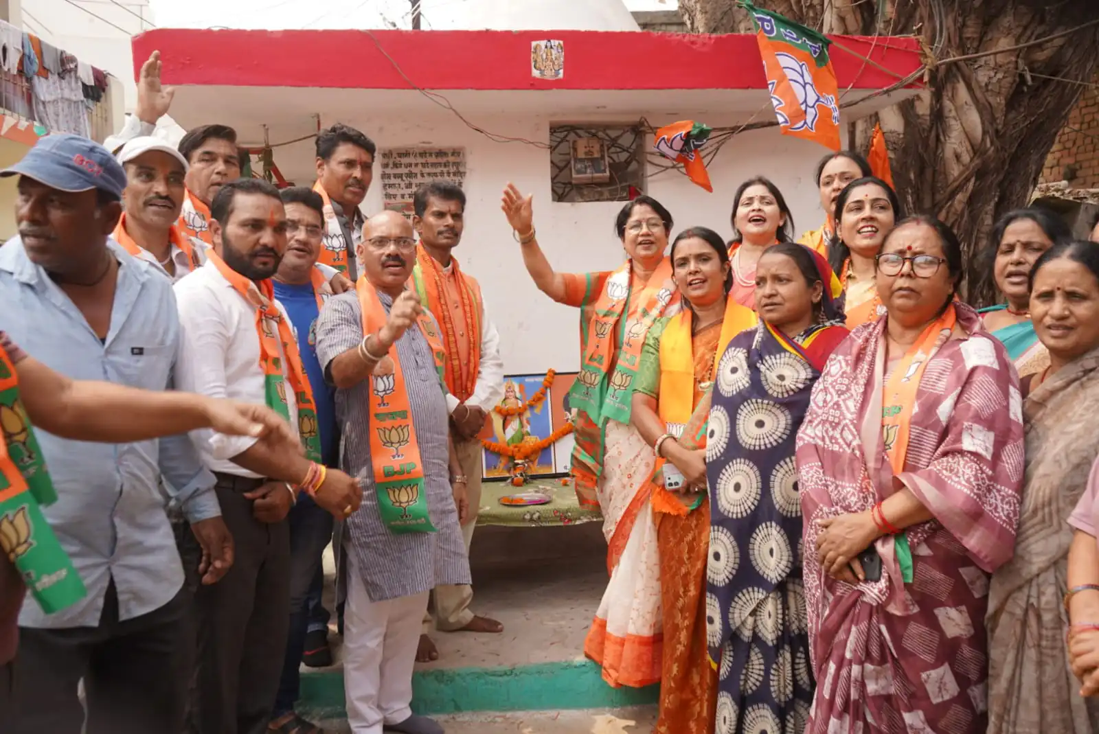 भाजपा झुग्गी झोपड़ी प्रकोष्ठ द्वारा 46वें स्थापना दिवस पर शहीद चौक स्थित स्लम बस्ती में हुआ उत्साह पूर्व आयोजन