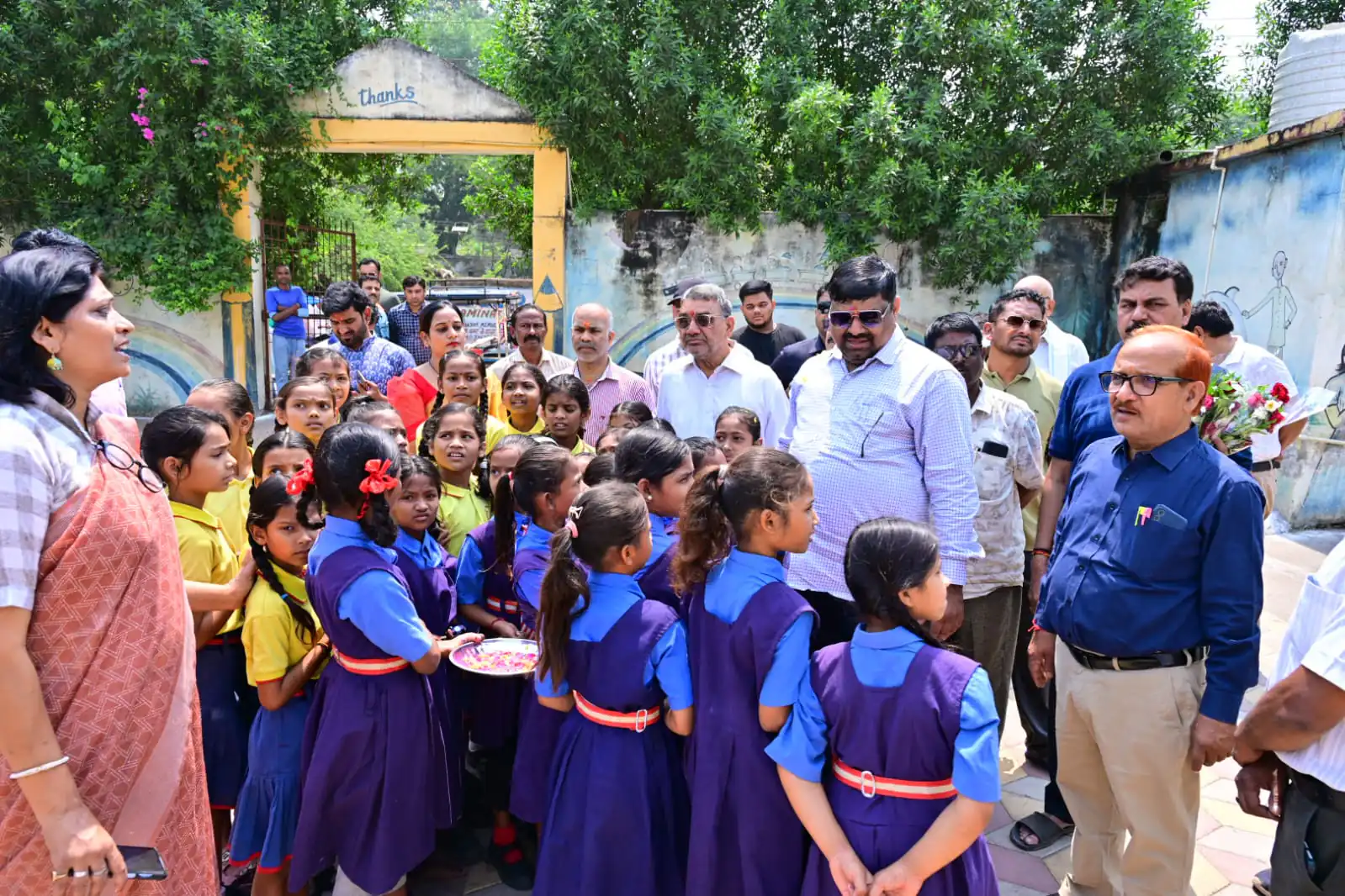 शिक्षा मंत्री गजेन्द्र यादव पहुँचे प्रा. स्कूल, बच्चों से संवाद कर पढ़ाई करने प्रेरित किया