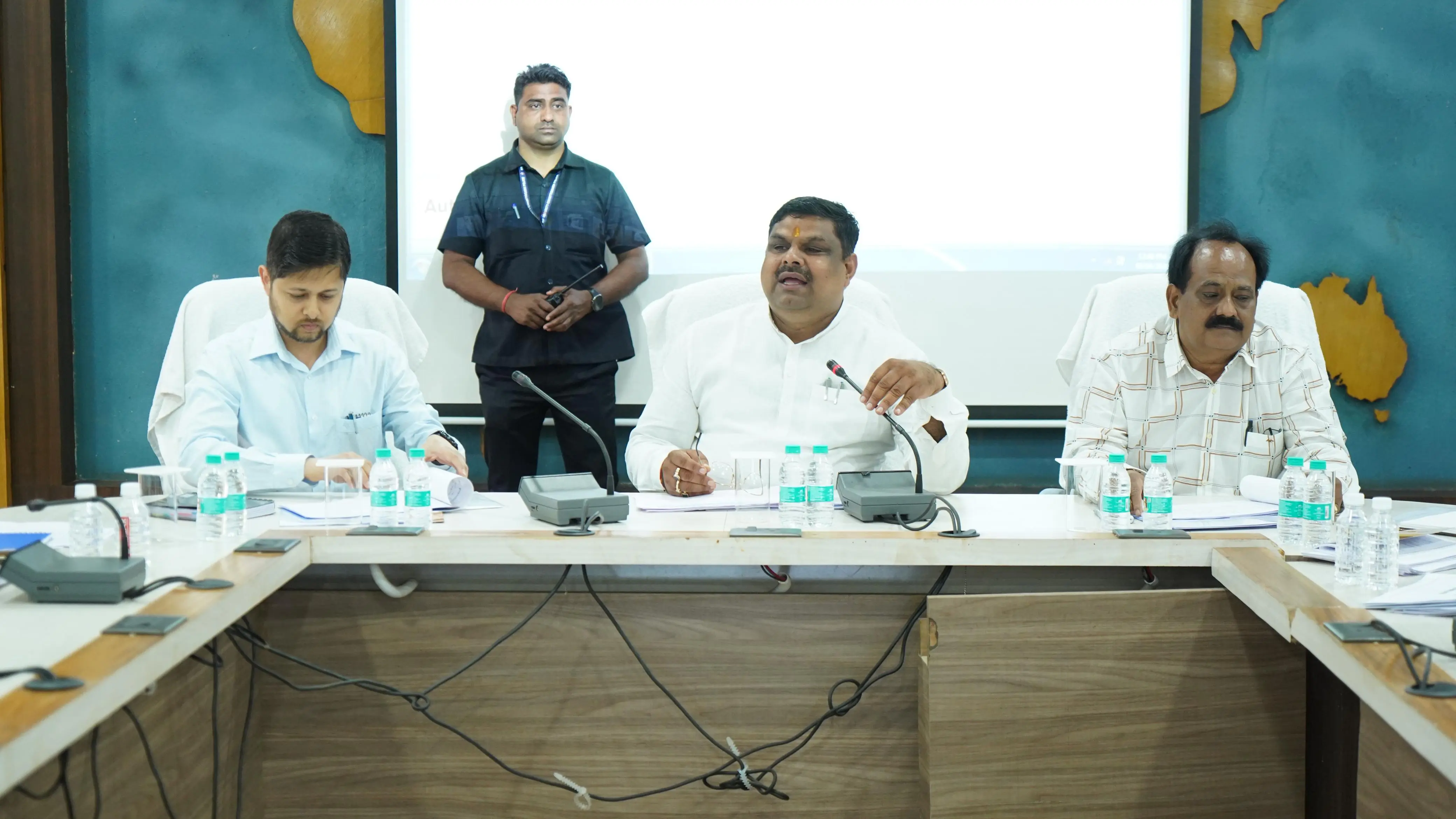 विकास कार्यों को लेकर मंत्री गजेन्द्र यादव ने ली समीक्षा बैठक, शासन से स्वीकृत कार्य को समयसीमा में पूर्ण करने दिए निर्देश