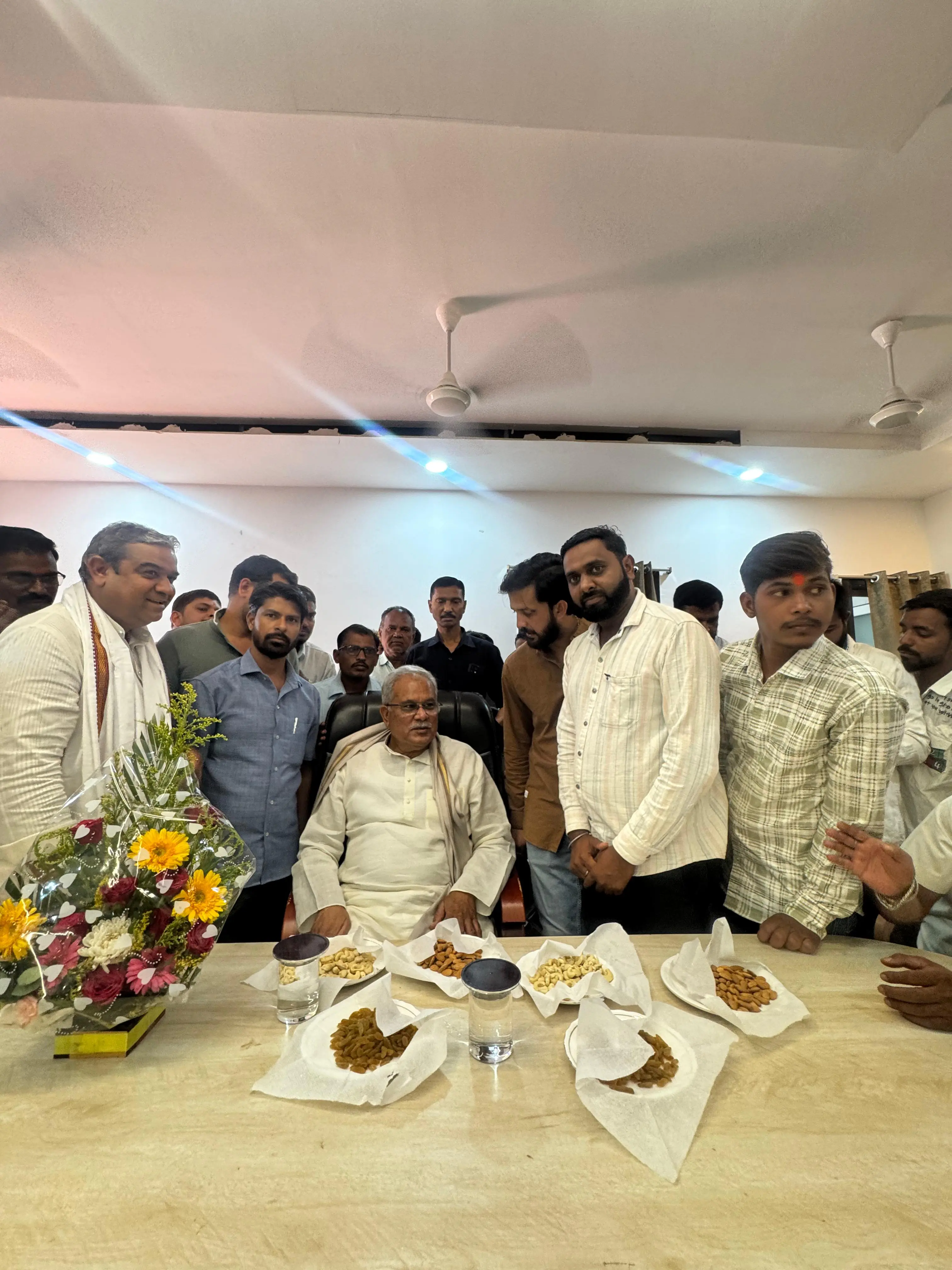 पूर्व मुख्यमंत्री भूपेश बघेल पहुंचे बेमेतरा में पूर्व विधायक आशीष छाबड़ा के निवास