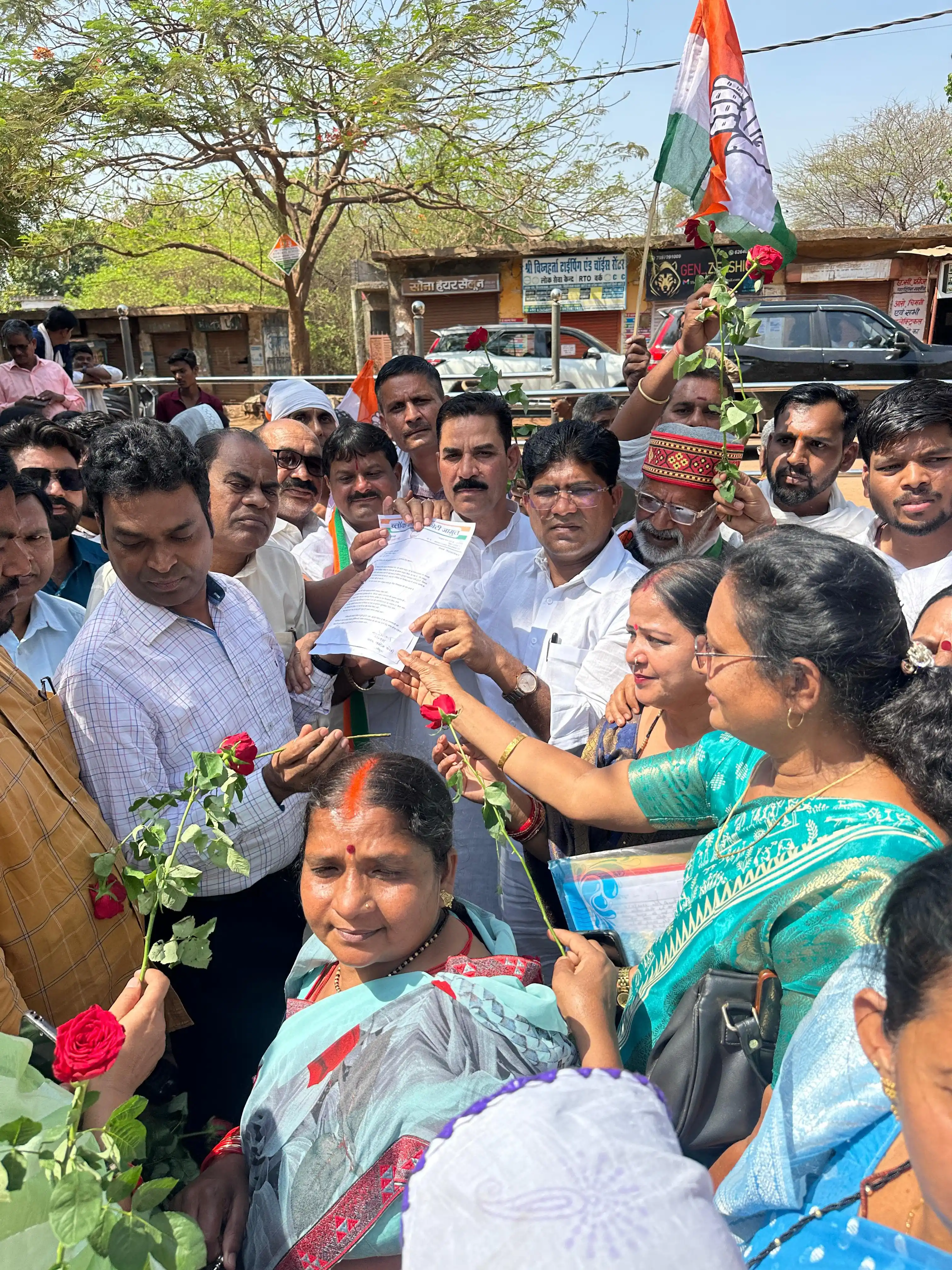 जामुल नगर पालिका का घेराव: राकेश ठाकुर की मुख्य उपस्थिति में सैकड़ों कांग्रेसजनों ने सीएमओ को गुलाब भेंट कर सौंपा ज्ञापन, प्रशासन तुरंत हरकत में आया