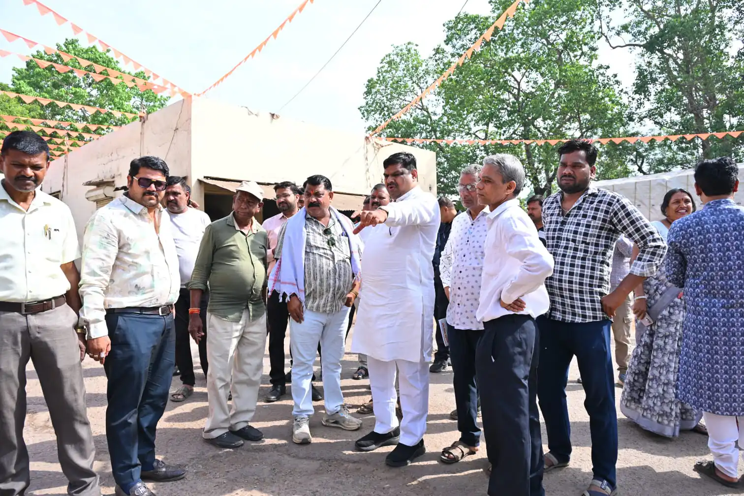 वार्डों में पहुंचे मंत्री गजेन्द्र यादव, जनता से संवाद कर समस्याओं का लिए जायजा