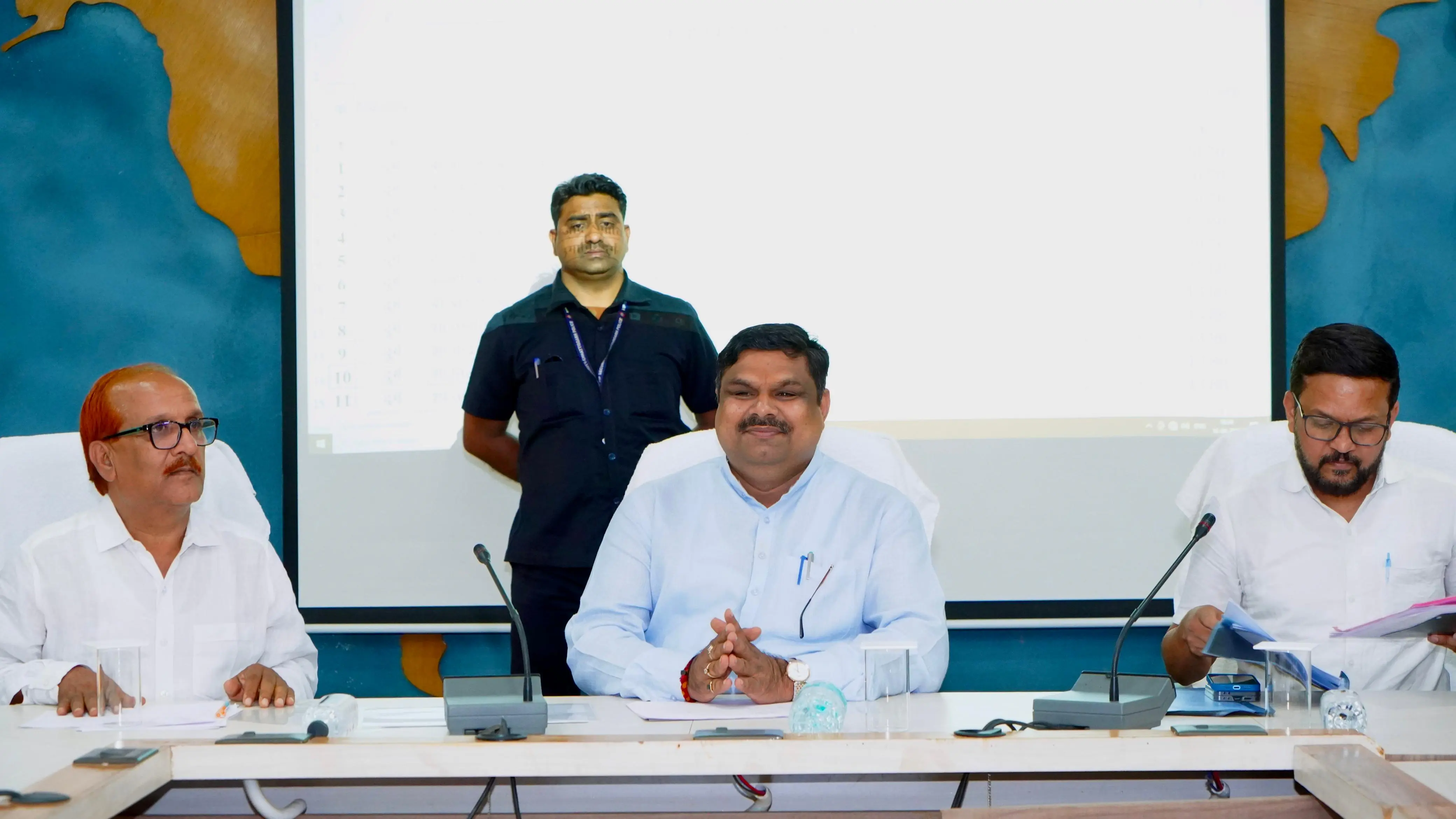 मंत्रोच्चार से शुरू होगी पढ़ाई, शिक्षा सुधार को लेकर मंत्री गजेन्द्र यादव का प्राचार्यो के साथ बैठक