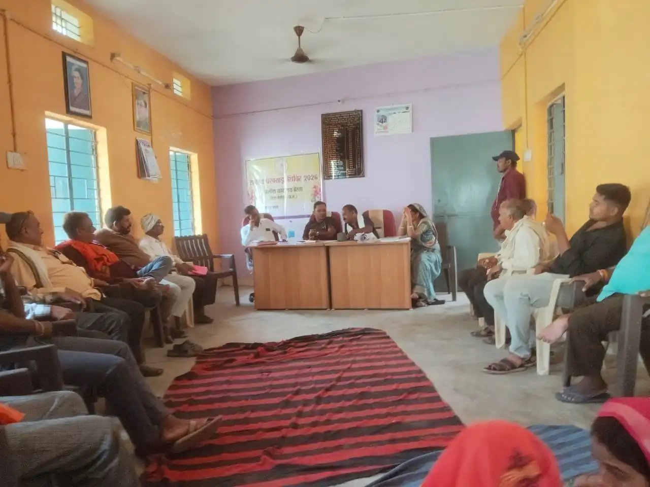 ग्रामसभा की बैठक में ग्राम परपोड़ा में गांव की समस्याओं पर चर्चा