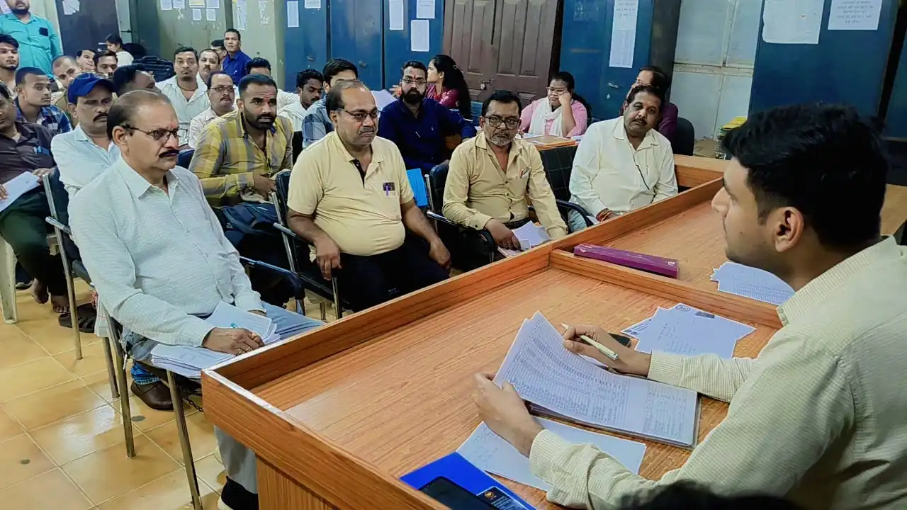 लक्ष्य से पीछे राजस्व वसूली पर आयुक्त सख्त, अधिकारियों को लगाई फटकार