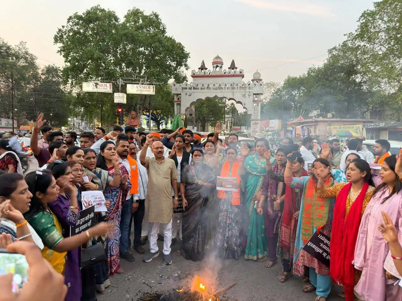 नारी शक्ति वंदन अधिनियम विपक्षी पार्टियों के विरोध स्वरूप पारित न हो पाने पर भाजयुमो ने किया पुतला दहन