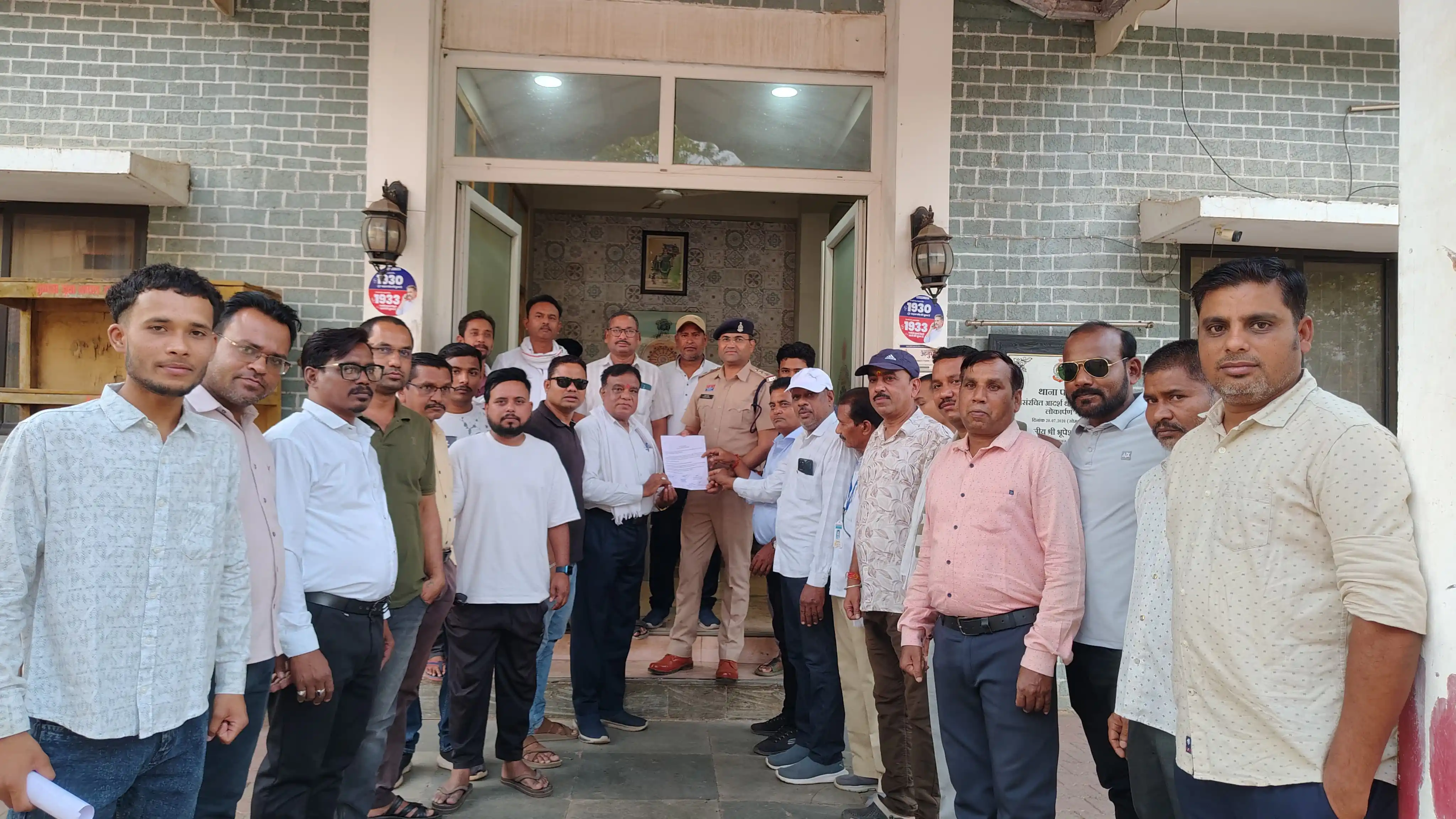 एआई वीडियो से गुस्साए कांग्रेसी, मामला तूल पकड़ते ही दो इंस्टाग्राम आईडी बैन, जल्द गिरफातरी नही तो होगा उग्र आंदोलन, इधर राज्य महिला आयोग ने एसपी दुर्ग को जारी किया नोटिस, 7 दिन में कार्यवाही का मांगा विस्तृत ब्यौरा