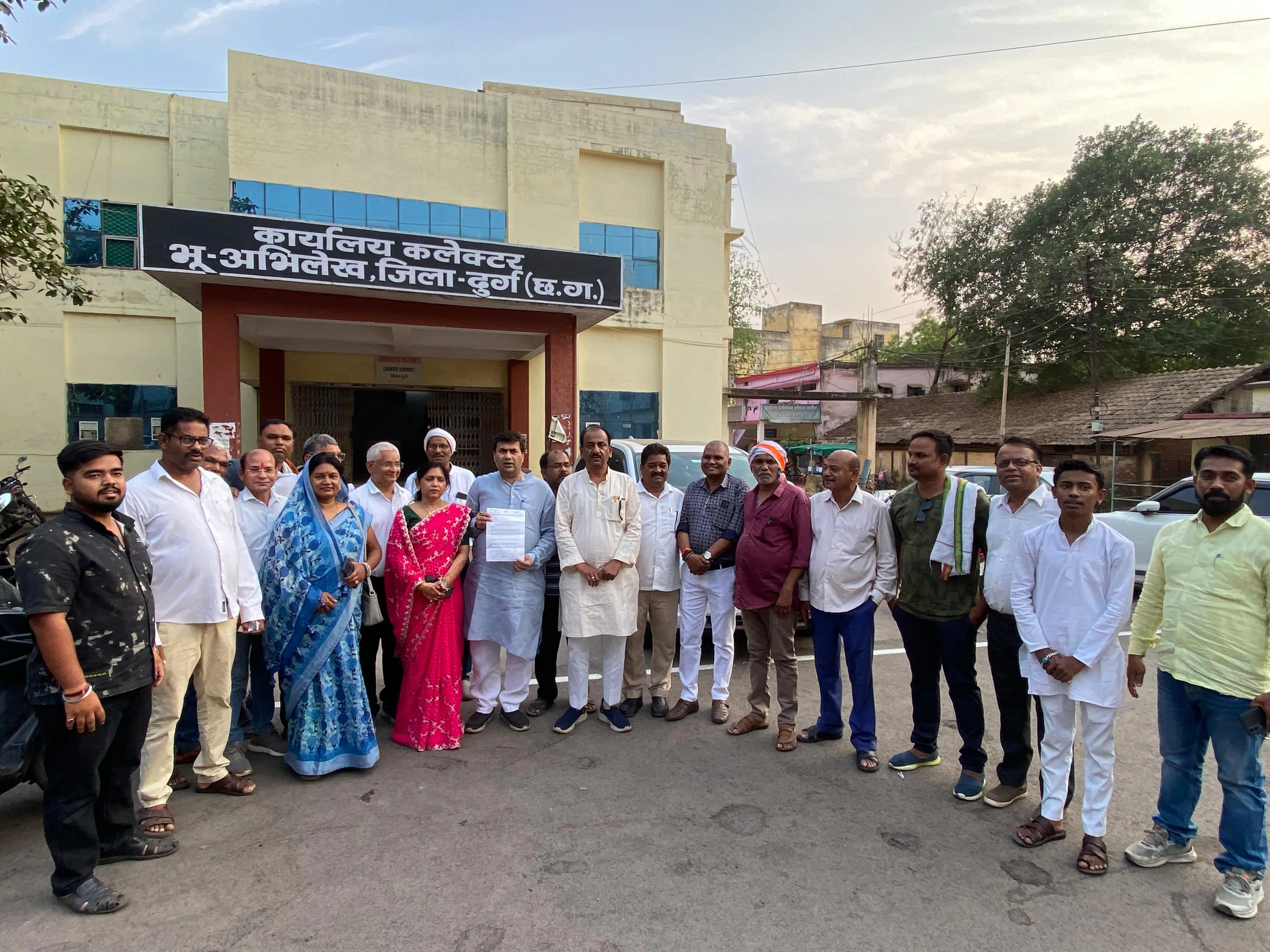 आम जनता को गरीबों को राशन नहीं मिलने और गैस नहीं मिलने पर जिला कांग्रेस अध्यक्ष धीरज बाकलीवाल के नेतृत्व में कांग्रेस ने घेरा जिला खाद्य कार्यालय