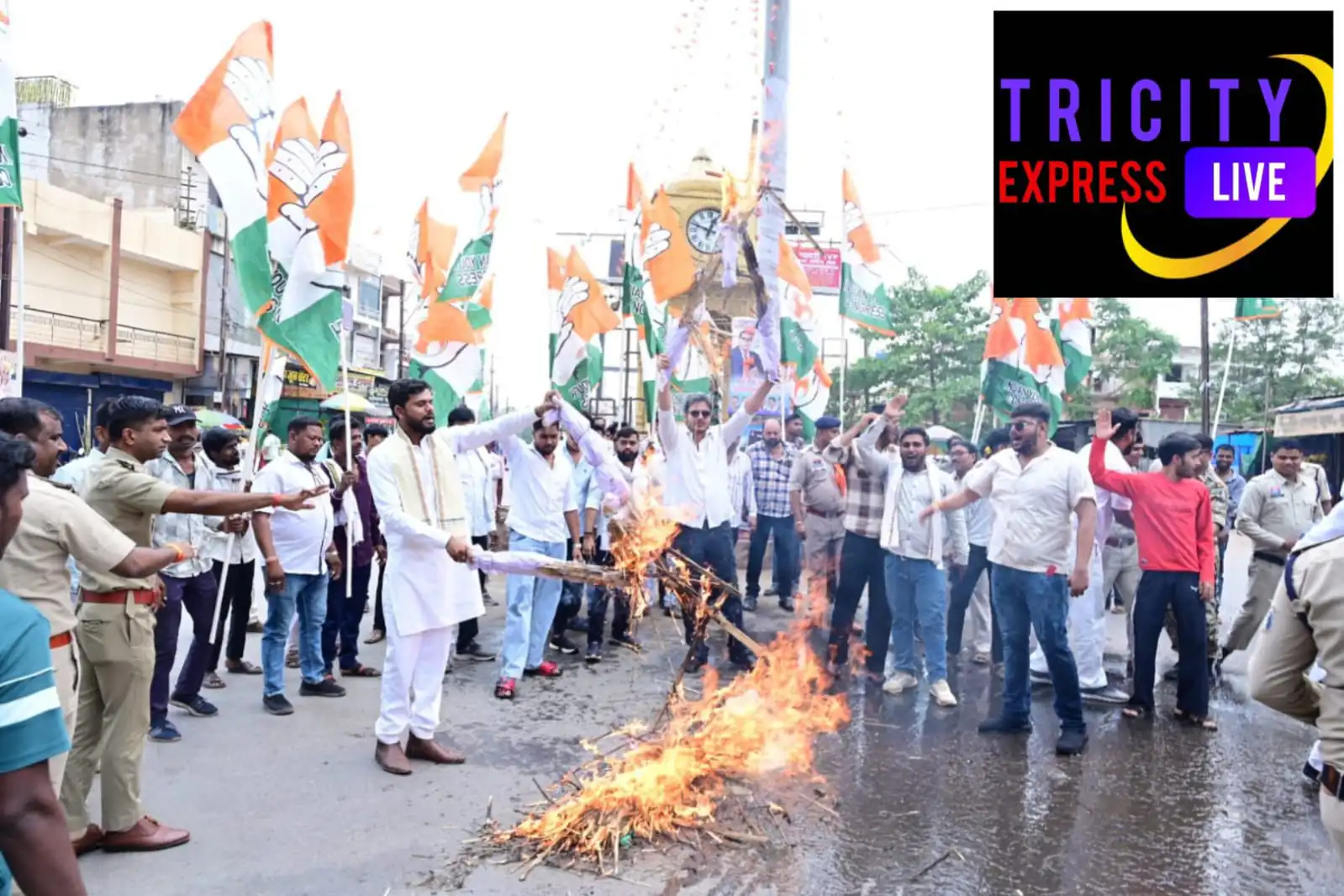 सिग्नल चौक में जिला युवा कांग्रेस बेमेतरा ने किया गौ माता की सुरक्षा, किसानों की फसल नुकसान का उचित मुआवजा एवं जनहित से जुड़े मुद्दों को लेकर जोरदार विरोध प्रदर्शन करते हुए पुतला दहन