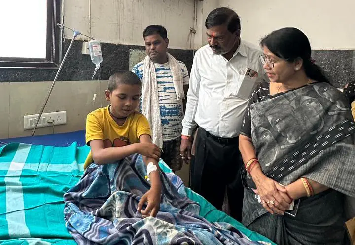 महापौर अलका बाघमार जिला अस्पताल पहुंचकर घायलों से मिलीं, बेहतर उपचार के दिए निर्देश
