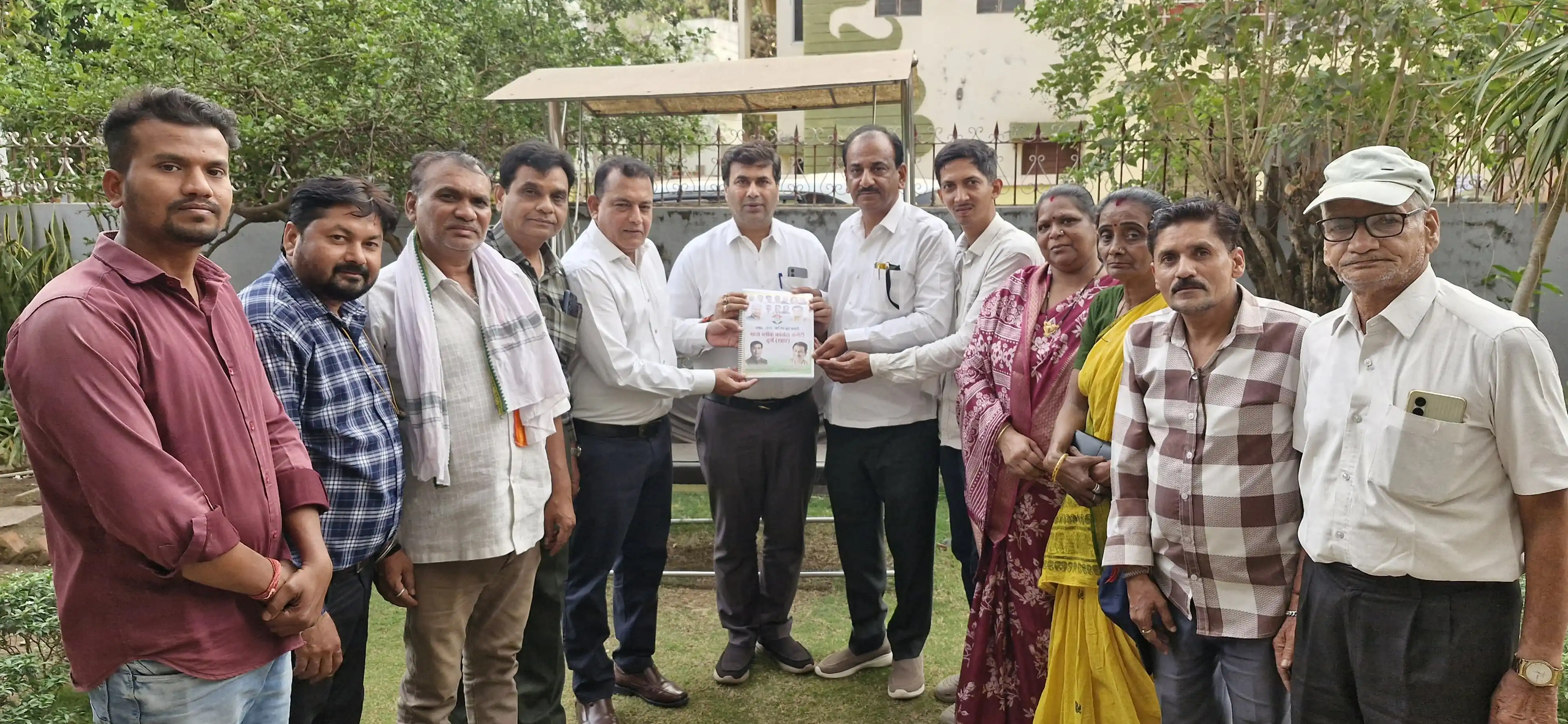 2 मंडल और 12 वार्ड की कार्यकारिणी एवं 43 बूथ की कार्यकारिणी का गठन करके कार्यकारिणी बुक सौंपी