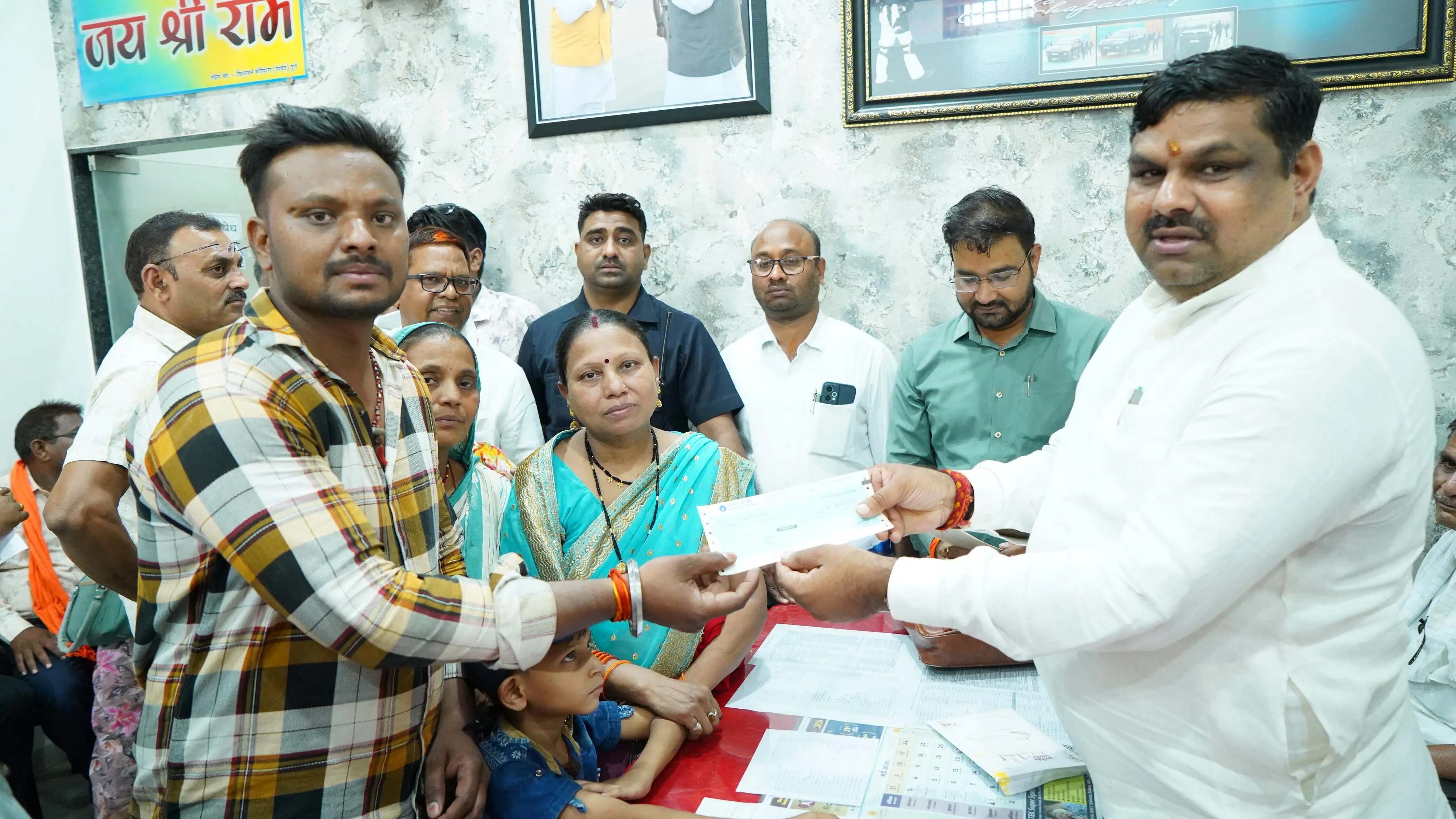 मंत्री गजेन्द्र यादव की संवेदनशील पहल—जरूरतमंदों को मिली आर्थिक संबल, पीड़ित परिवारों के चेहरे पर लौटी उम्मीद