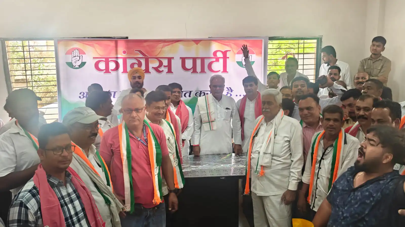 दुर्ग अध्यक्ष धीरज बाकलीवाल के अगुवाई में पूर्व मुख्यमंत्री भूपेश बघेल के समक्ष अन्य पार्टियों के वरिष्ठ नेताओं पूर्व पार्षद सहित सैकड़ो नेताओं ने कांग्रेस प्रवेश लिया