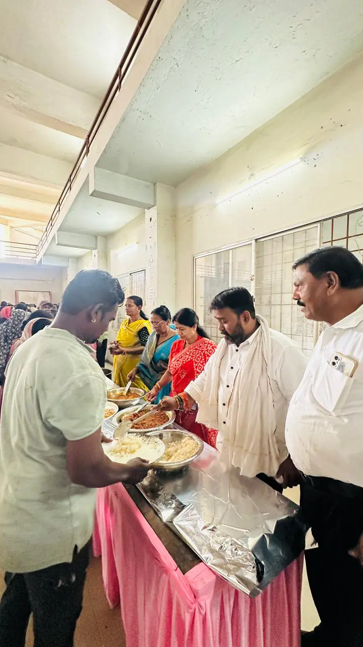 स्वच्छता मित्रों के सम्मान में नगर निगम दुर्ग का अभिनव पहल महापौर एवं जनप्रतिनिधियों ने साथ बैठकर किया स्नेह भोज