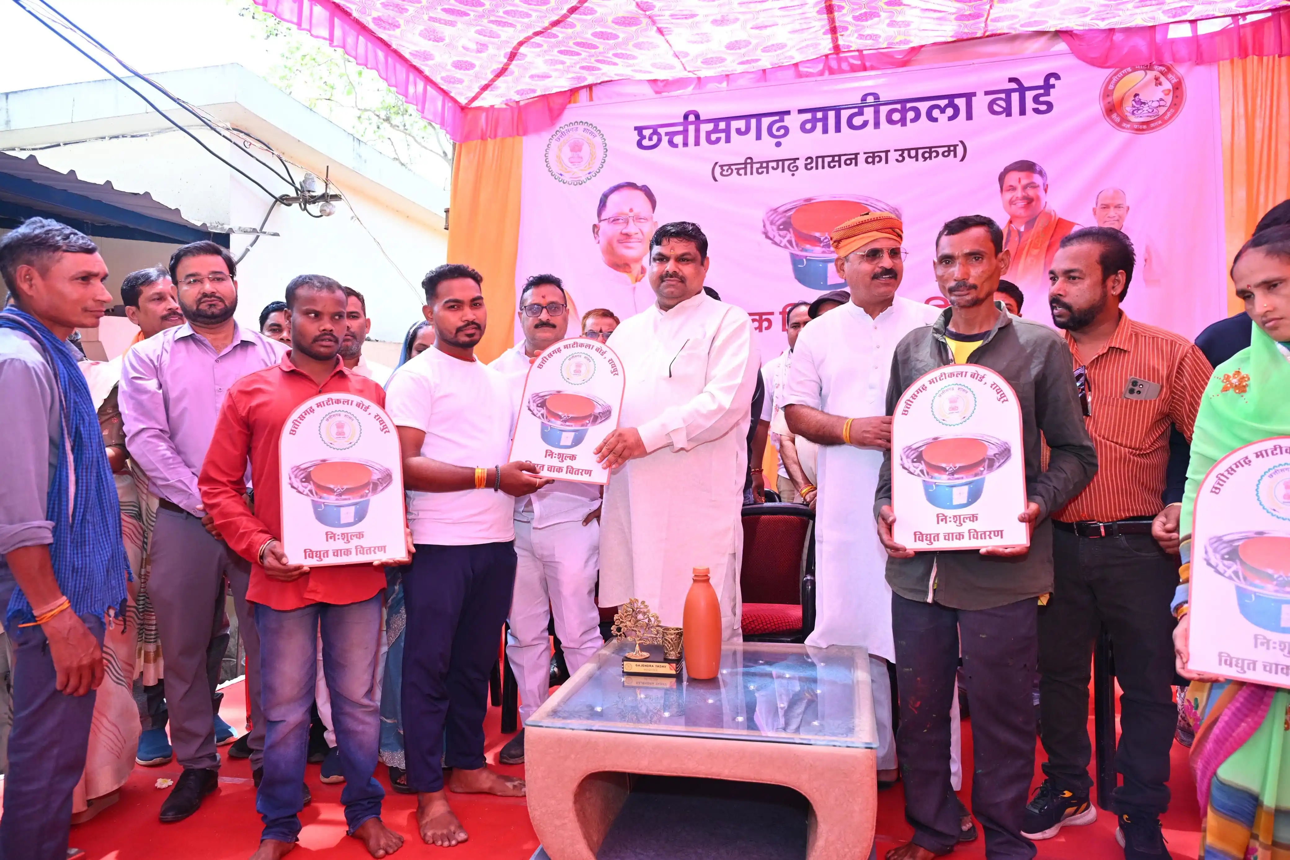 मंत्री गजेन्द्र यादव की पहल, मजदूर दिवस पर 21 कुम्हारों को इलेक्ट्रिक चाक, 200 ई-रिक्शा चालकों को आर्थिक सहायता