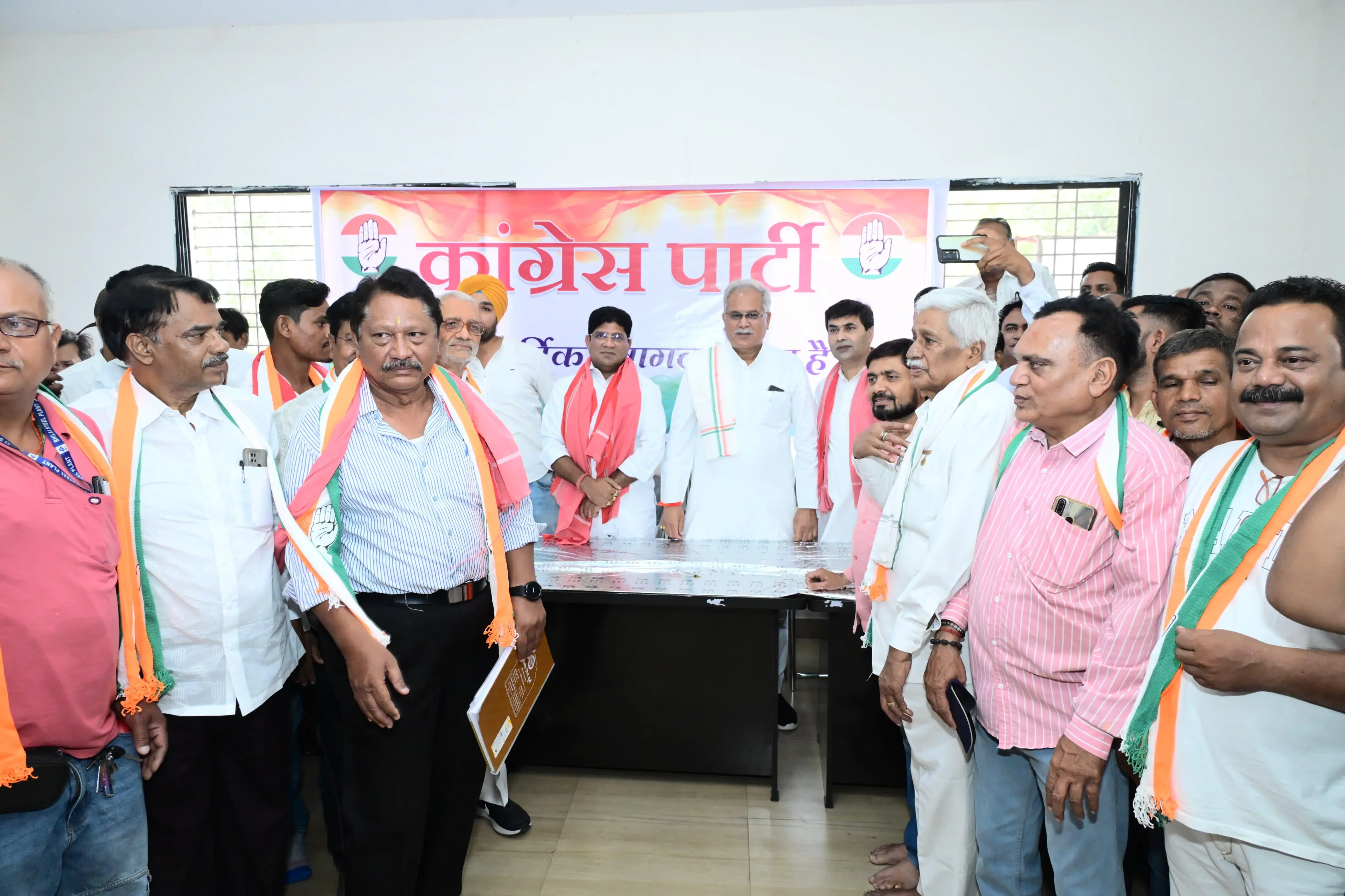 दुर्ग में कांग्रेस का बड़ा सियासी दांव, पूर्व आप जिलाध्यक्ष व शिवसेना नेताओं समेत सैकड़ों नेताओं ने किया कांग्रेस प्रवेश