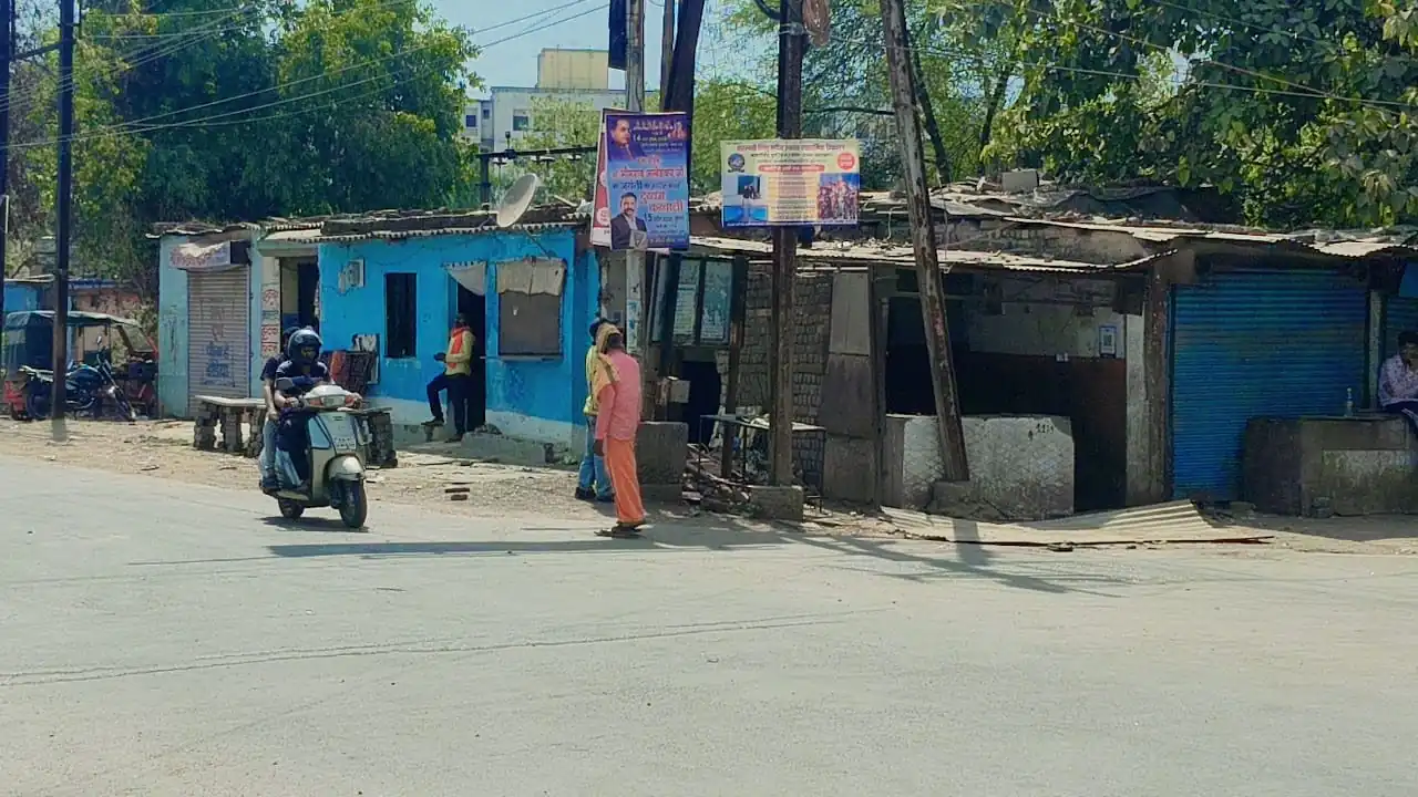 मिनी माता से सूआ चौक तक फोरलेन सड़क निर्माण के लिए पीडब्लूडी एवं निगम की अतिक्रमण हटाने की कार्रवाही तेज