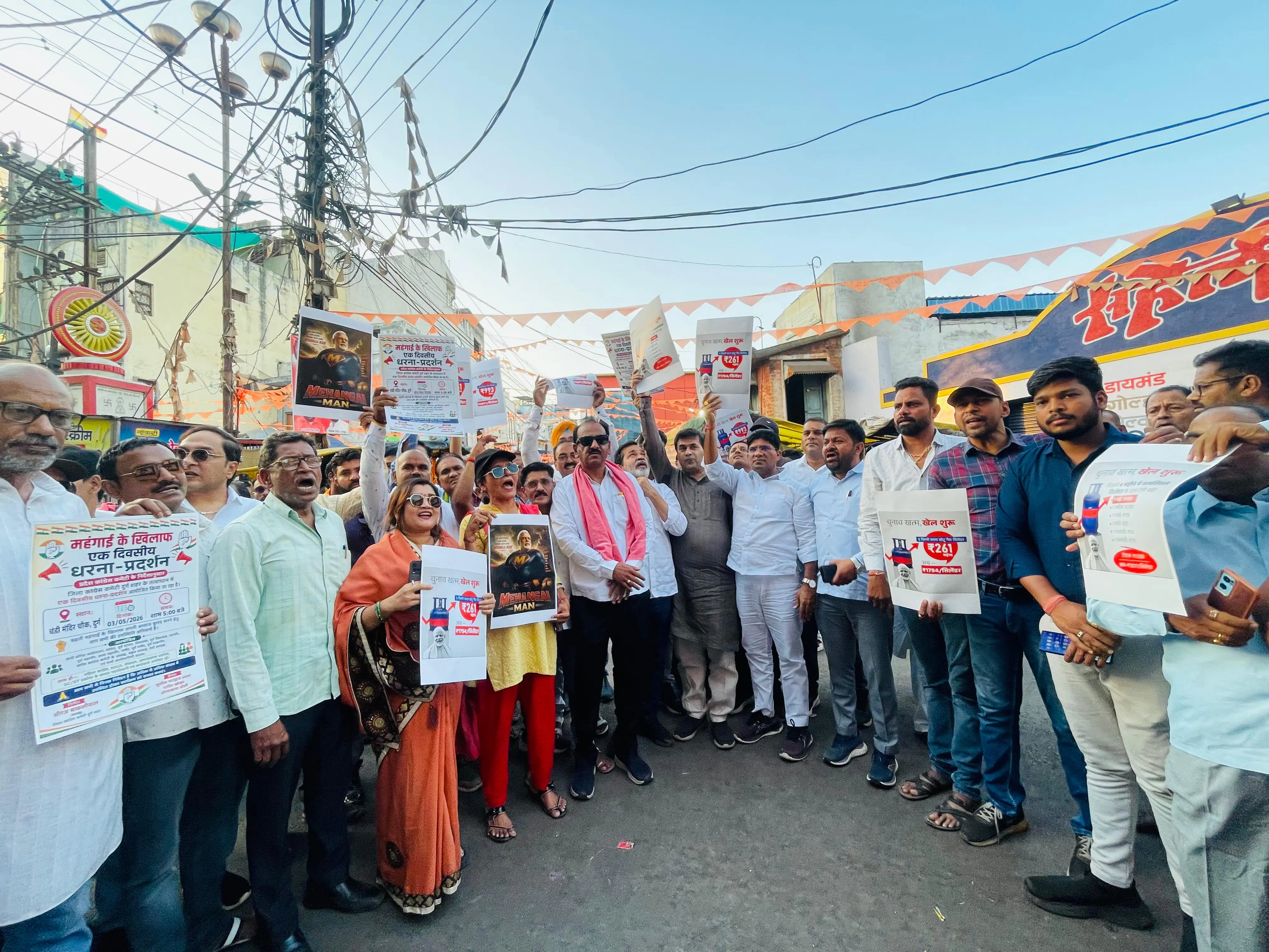 सिलेंडर के बढ़ते दाम और बढ़ती महंगाई के विरोध में सड़क पर उतरे कांग्रेसी केंद्र सरकार के खिलाफ जमकर किया प्रदर्शन