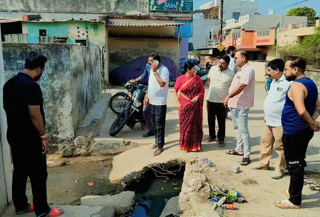महापौर अलका बाघमार ने वार्ड 59 में किया सफाई व्यवस्था का निरीक्षण, नाली निकासी सुधार के दिए निर्देश