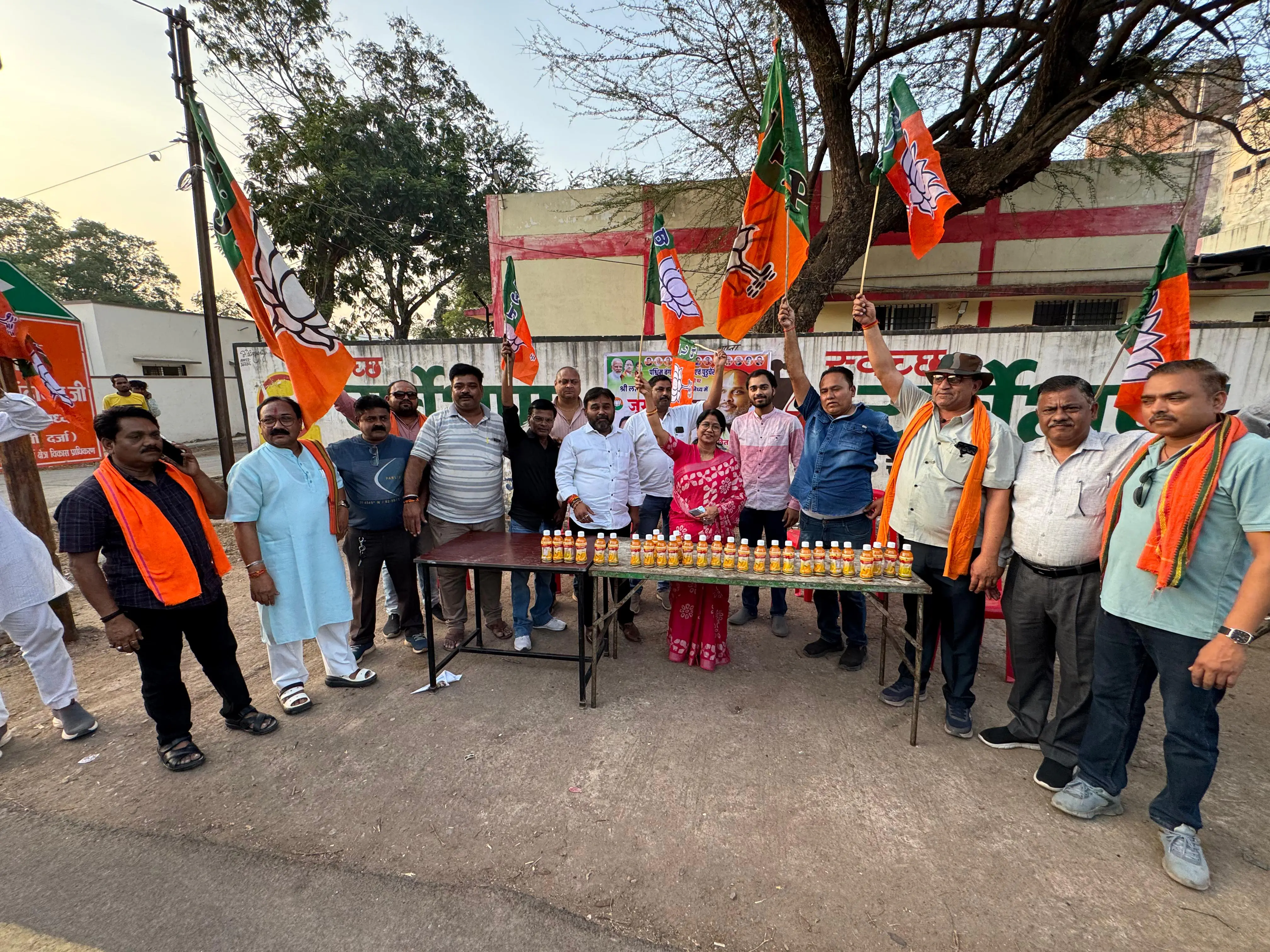पश्चिम बंगाल, असम एवं पुडुचेरी में भाजपा की ऐतिहासिक विजय पर विधायक ललित चंद्राकर के निवास में मना हर्षोल्लास से जश्न, आतिशबाजी और ढोल-नगाड़ों के साथ कार्यकर्ताओं ने दी बधाई