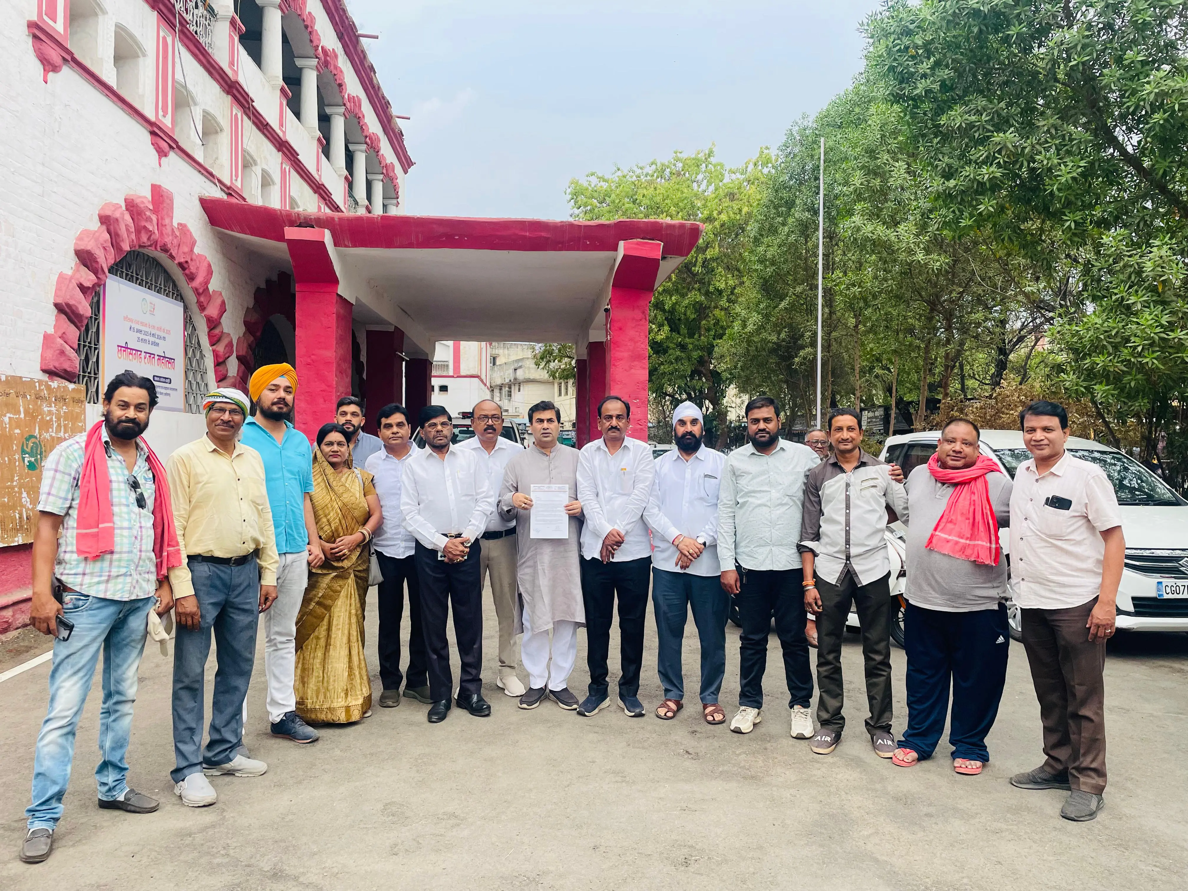 शक्ति नगर तालाब और शहर में बढ़ते जल संकट के लिए कलेक्ट्रेट पहुंचे कांग्रेसी