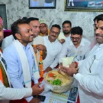 मंत्री गजेन्द्र यादव के कार्यालय में झालमुरी बांटकर जीत का जश्न मनाया गया
