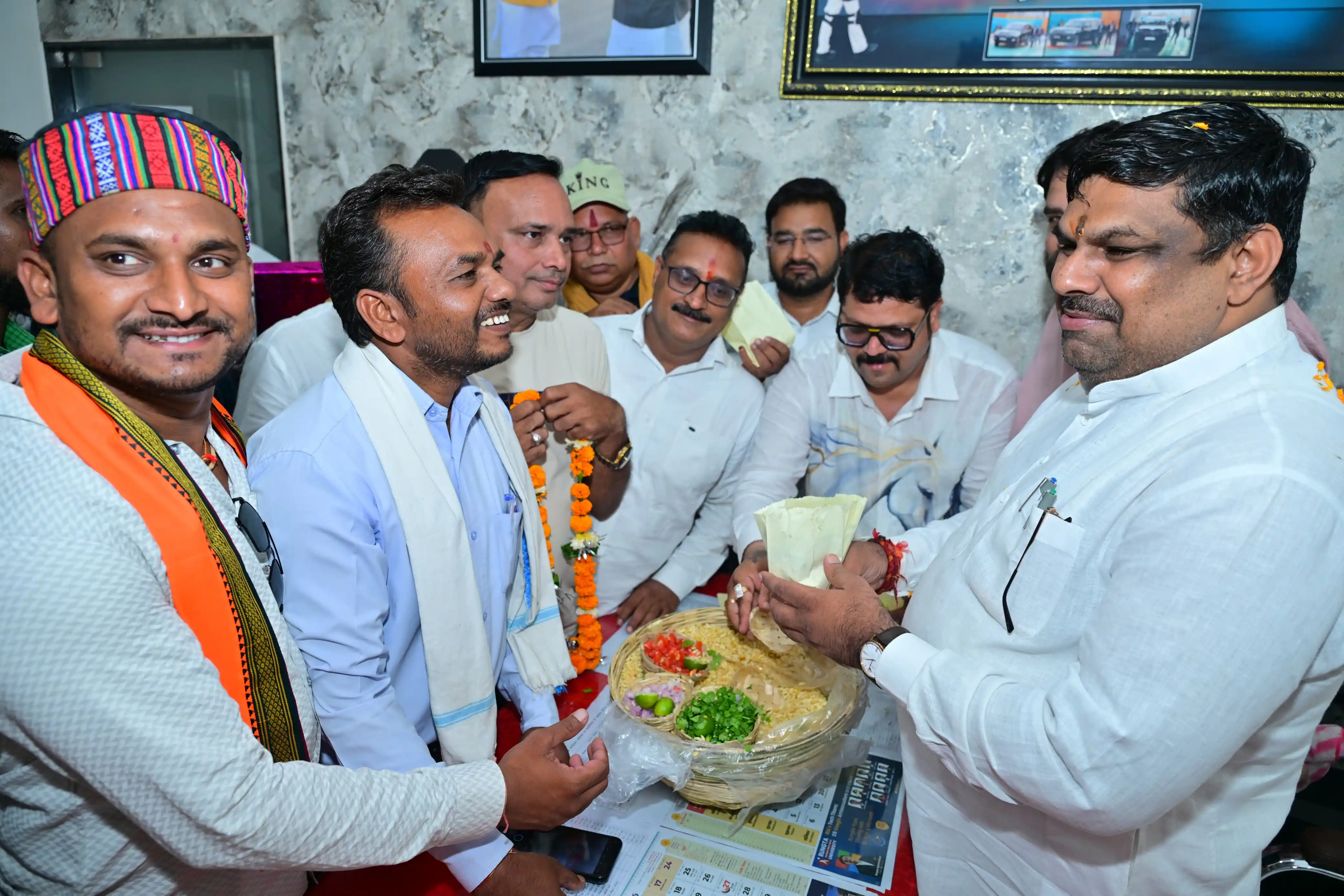 मंत्री गजेन्द्र यादव के कार्यालय में झालमुरी बांटकर जीत का जश्न मनाया गया