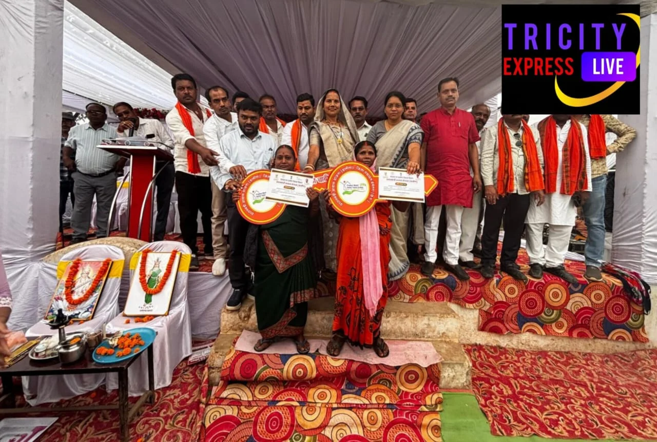  सुशासन तिहार में मंत्री दयालदास बघेल ने हितग्राहियों को सौंपी पक्के घर की चाबियाँ