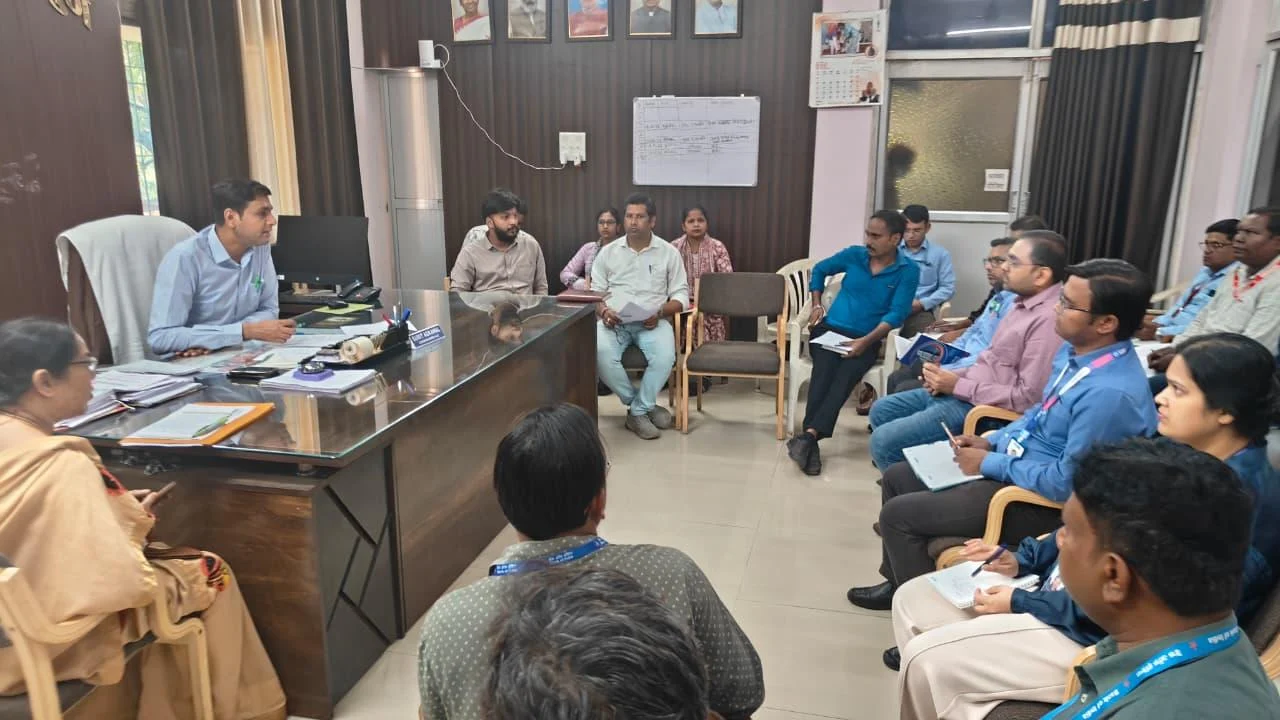 पीएम स्वनिधि योजना के लंबित प्रकरणों के निराकरण हेतु निगम आयुक्त ने ली बैंकर्स की समीक्षा बैठक, 15 दिवस के भीतर लंबित प्रकरणों के निराकरण का आश्वासन