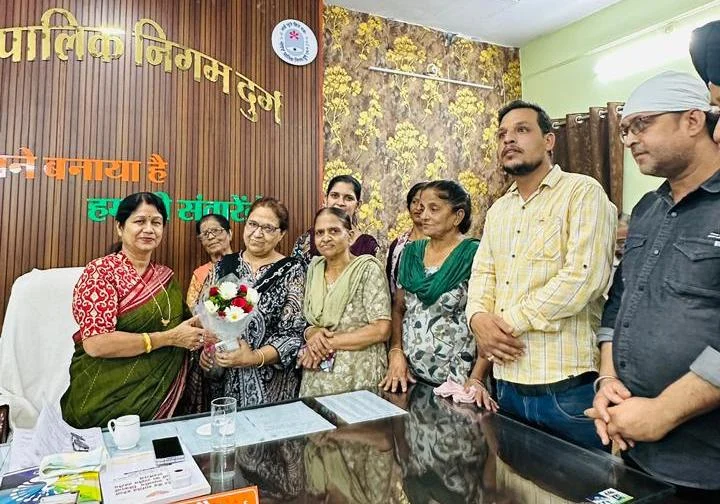 वार्ड क्रमांक 47 रायपुर नाका क्षेत्रवासियों ने महापौर से मुलाकात कर जताया आभार, जनहित मांग को गंभीरता से उठाने पर नागरिकों ने दिया महापौर को धन्यवाद