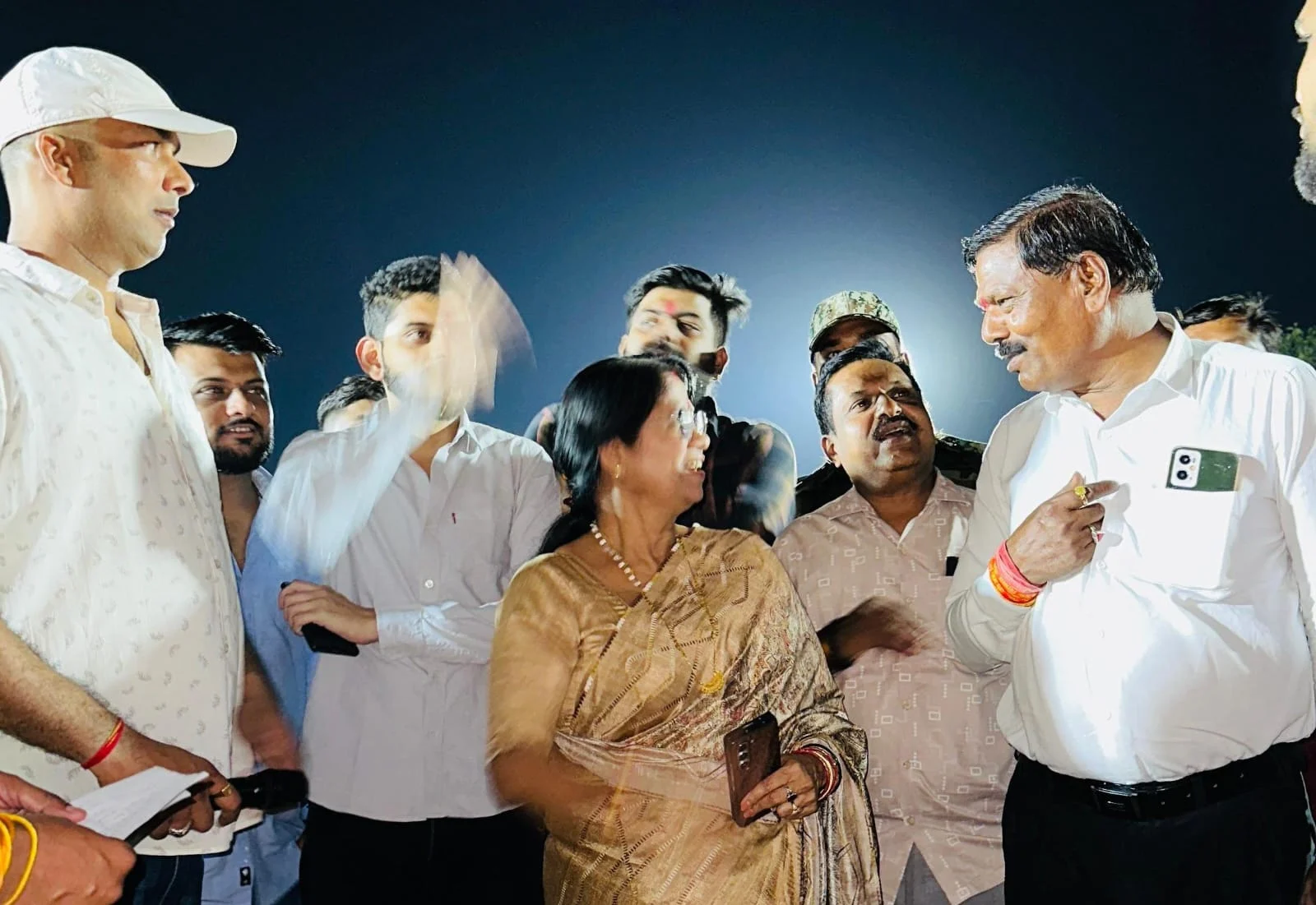 महापौर अलका बाघमार ने पूरा किया वादा, पटरी पार का सबसे बड़ा जवाहर नगर खेल मैदान हाईमास्ट लाइट से जगमगाया