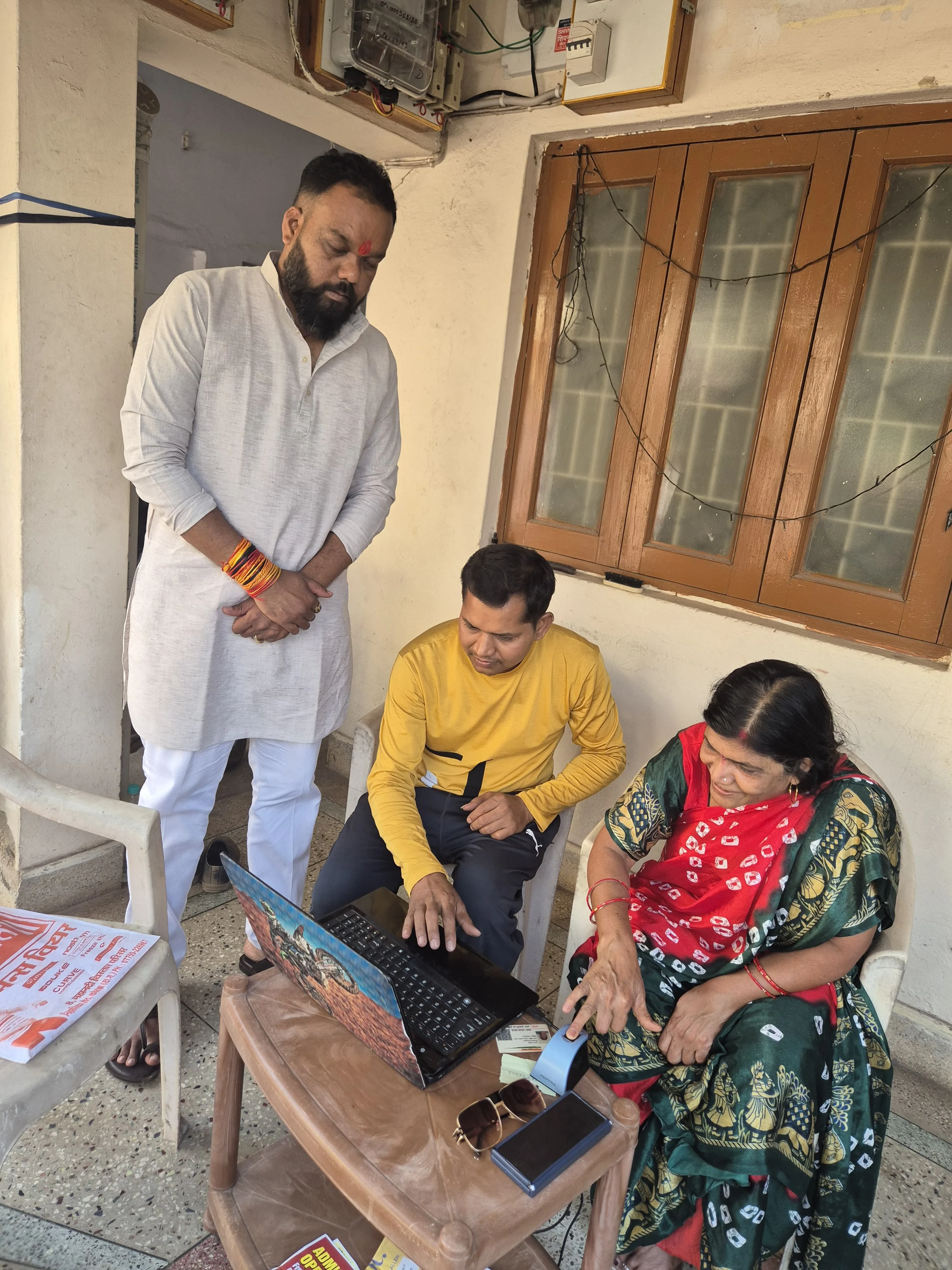 वार्ड 25 आशीष नगर पश्चिम रिसाली में पार्षद मनीष यादव की पहल: अस्वस्थ एवं दिव्यांग हितग्राहियों का घर-घर जाकर किया महतारी वंदन योजना का केवाइसी 