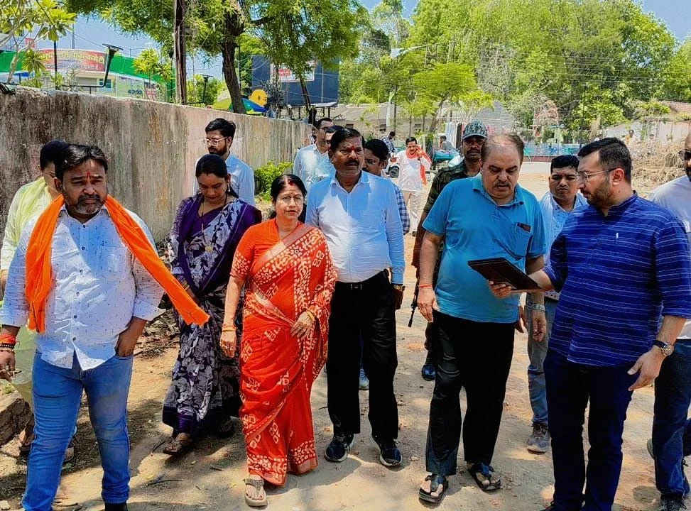 पुराना बस स्टैंड इंदिरा मार्केट में बनेगी अत्याधुनिक मल्टीलेवल पार्किंग, महापौर अलका बाघमार ने किया स्थल निरीक्षण