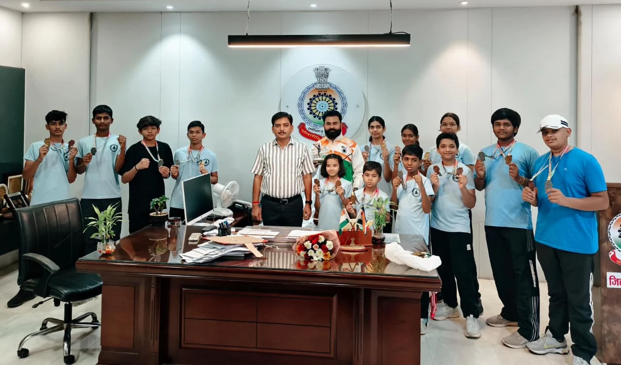 बेमेतरा के खिलाड़ियों ने राज्यस्तरीय किकबॉक्सिंग प्रतियोगिता में जीते 31 पदक, डीआईजी रामकृष्ण साहू से की सौजन्य भेंट