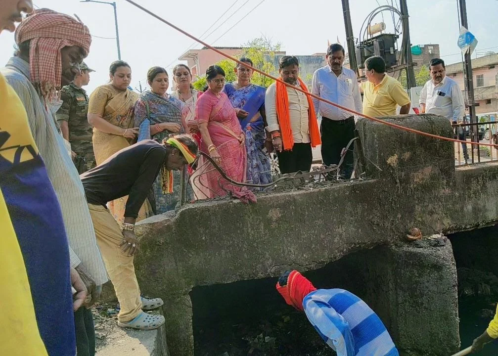 बारिश से पहले शहर के सभी नालों की सफाई अभियान शुरू, गिरधारी नगर नाले से हुई शुरुआत