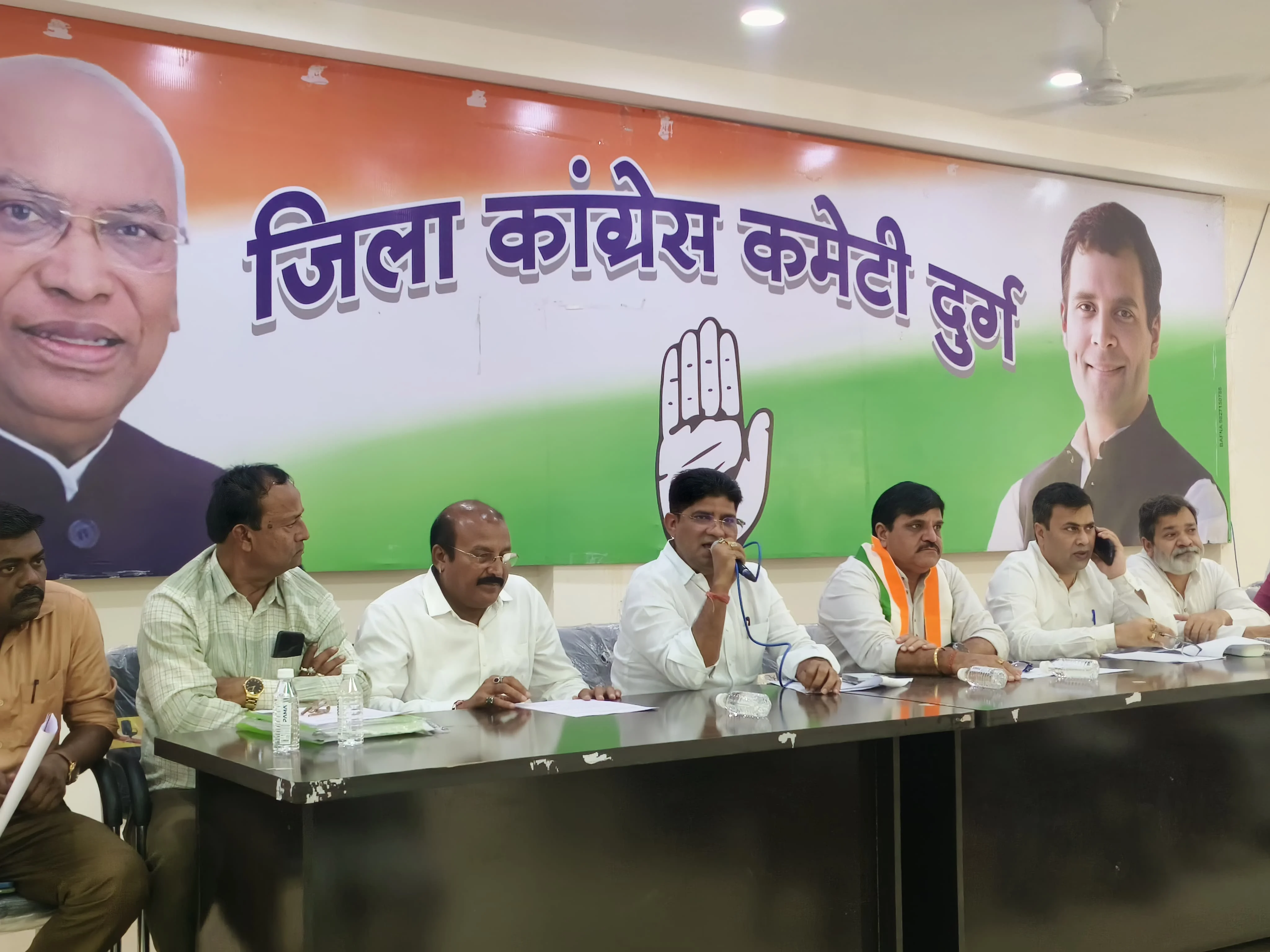 देशवासियों को पेट्रोल पंप के लाइन में लगाकर प्रधानमंत्री मोदी विदेश यात्रा की तैयारी में : कांग्रेस