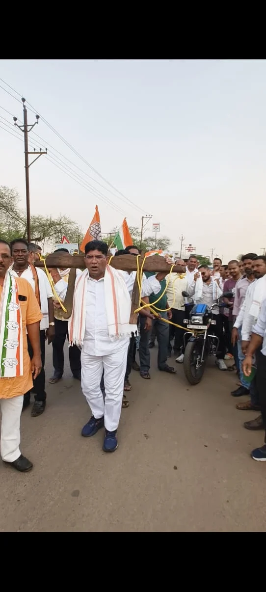 कांग्रेस का अनोखा प्रदर्शन : बैलों की जगह इंसानों ने खींची मोटरसाइकिल, महंगाई के खिलाफ फूटा आक्रोश