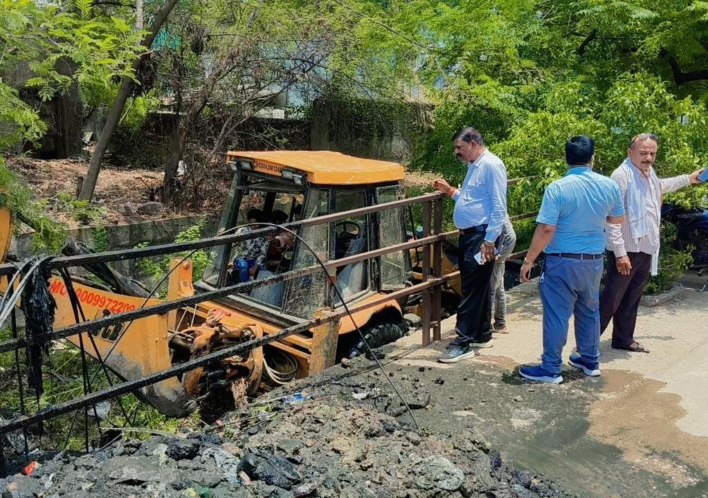 बारिश पूर्व तैयारियों का निरीक्षण, कसारीडीह नाला सफाई कार्य का लोक कर्म प्रभारी देव नारायण चन्द्राकर ने लिया जायजा