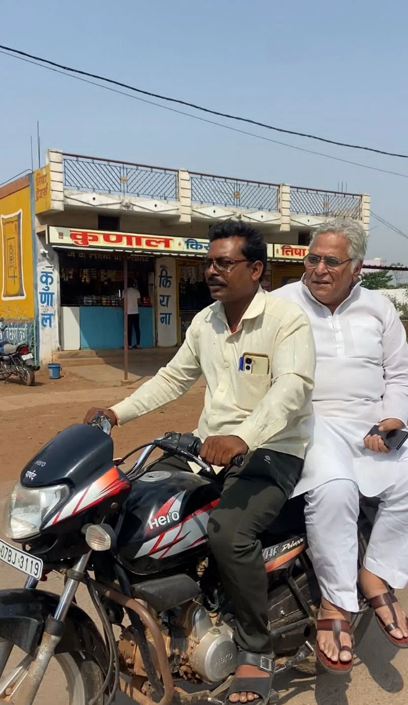 मोटरसाइकिल से निकले अरुण वोरा, पानी के लिए मचा महाहाहाकार, तपती दोपहरी में बघेरा पहुंचे