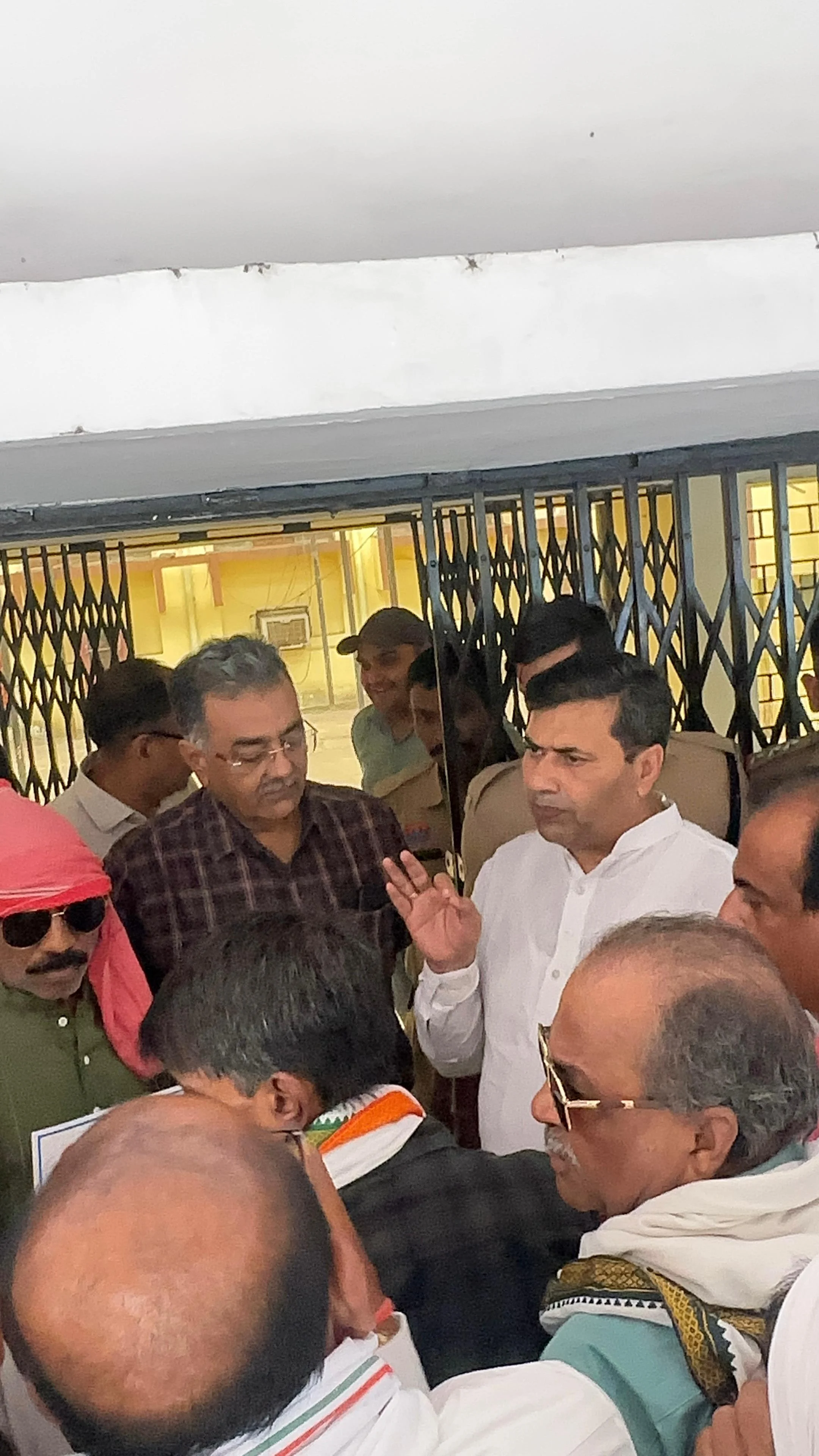 दुर्ग शहर की बदहाल विद्युत व्यवस्था को लेकर जिला कांग्रेस कमेटी दुर्ग शहर ने सौंपा ज्ञापन, समस्याओं के निराकरण की मांग